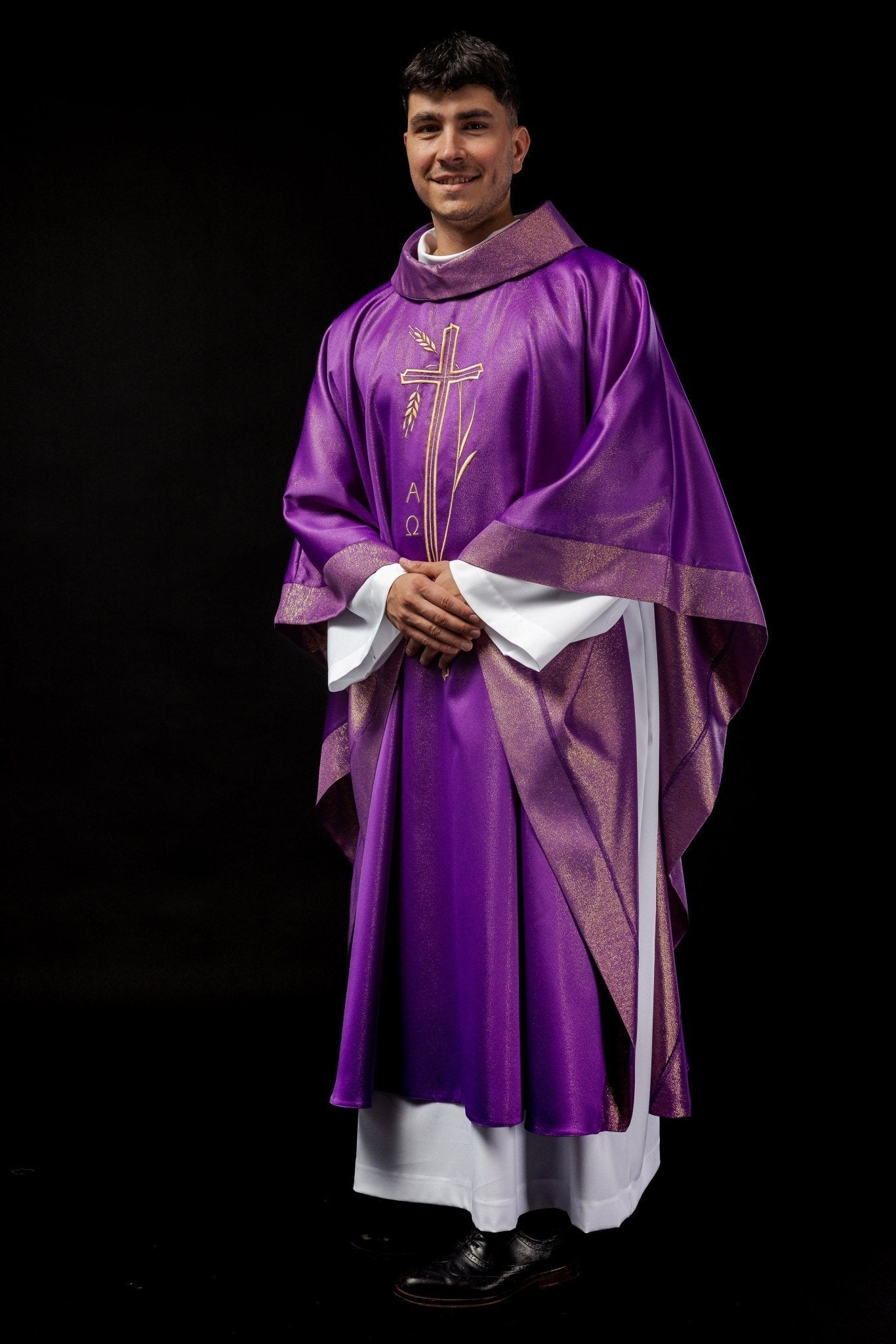Casulla con motivo de cruz y espiga de color morado S - 7052 - 03 - 54 - CASULLAS.ES