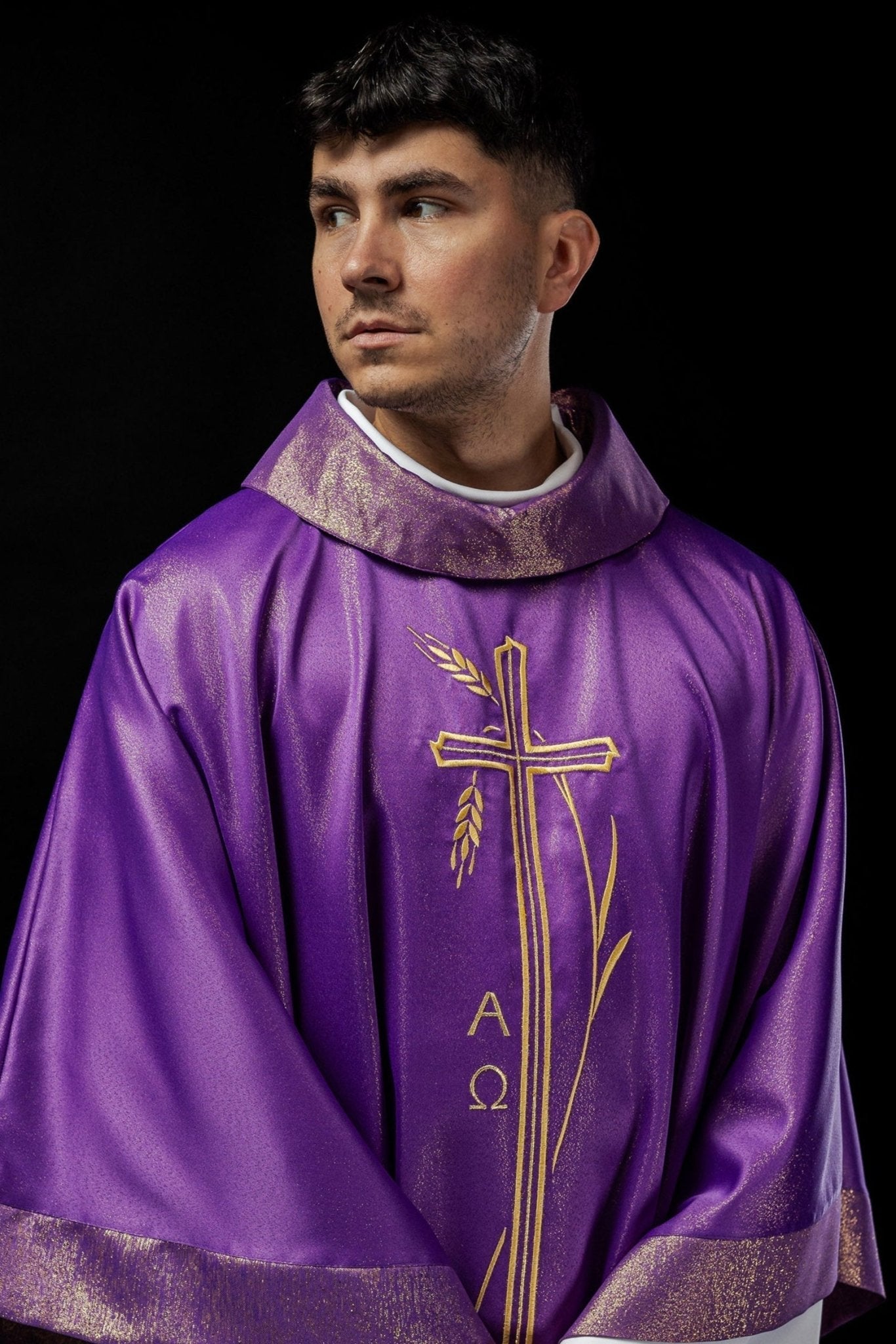 Casulla con motivo de cruz y espiga de color morado S - 7052 - 03 - 54 - CASULLAS.ES