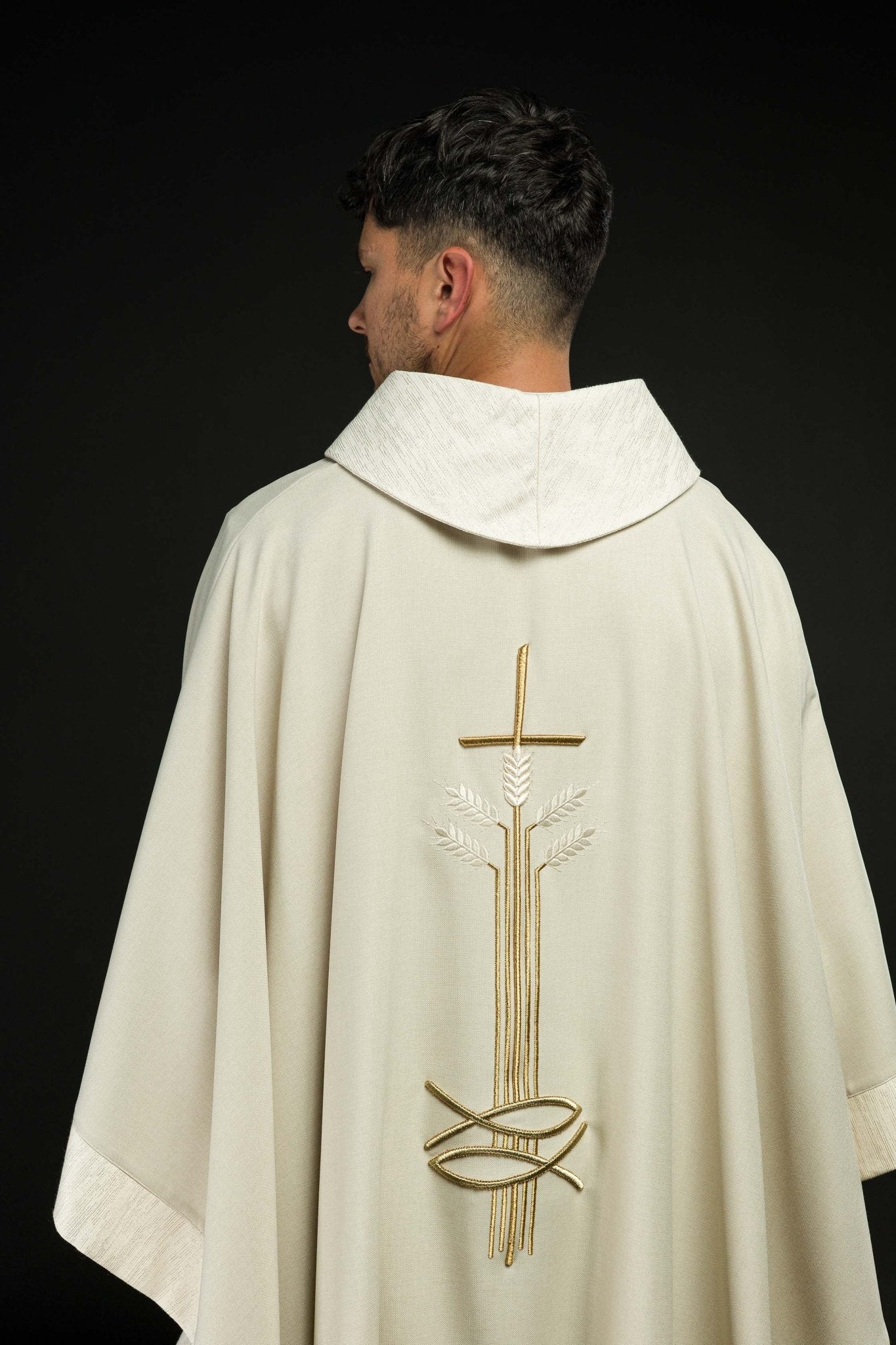 Casulla con motivo de cruz y pez S-7063-05-70 - CASULLAS.ES