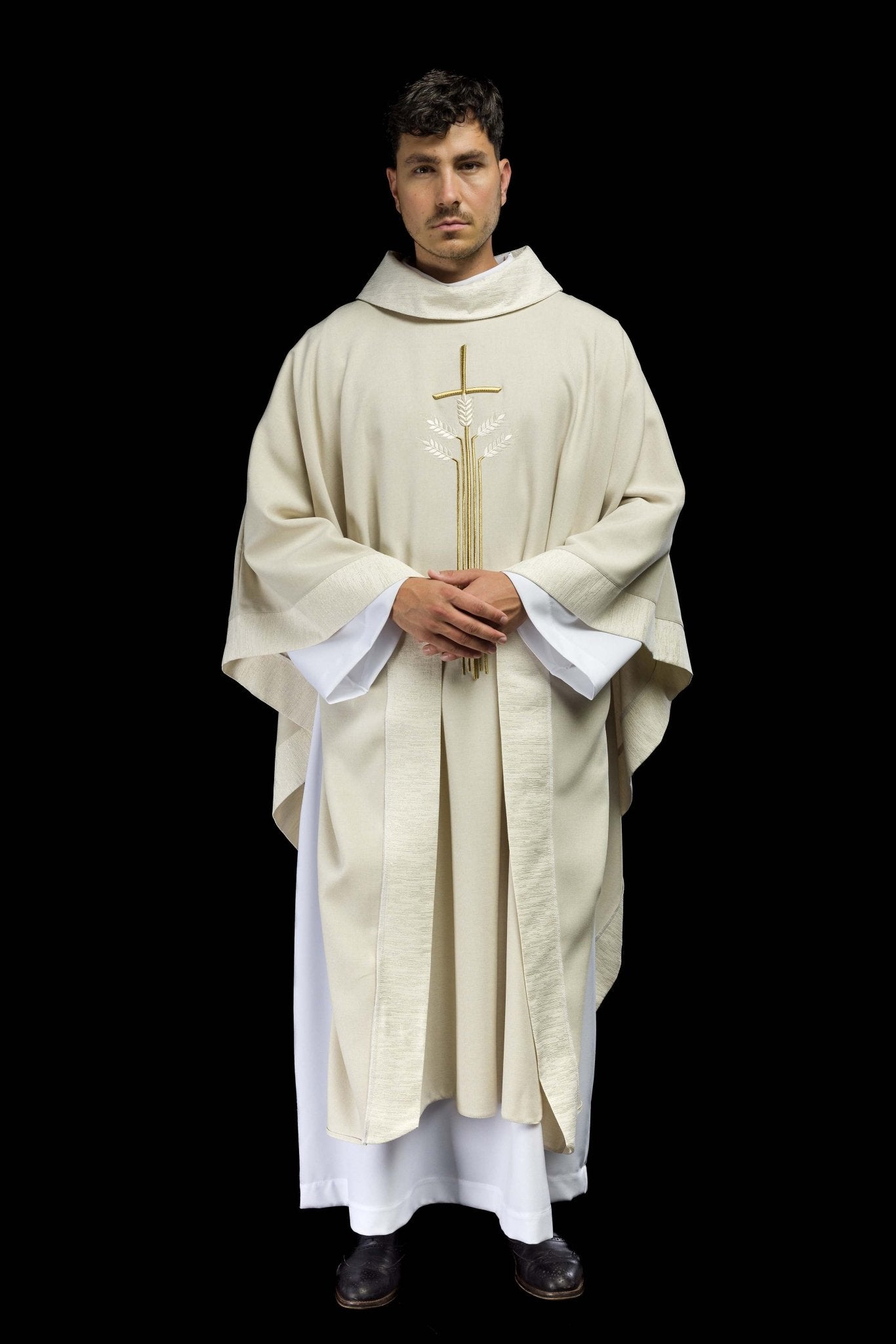 Casulla con motivo de cruz y pez S-7063-05-70 - CASULLAS.ES