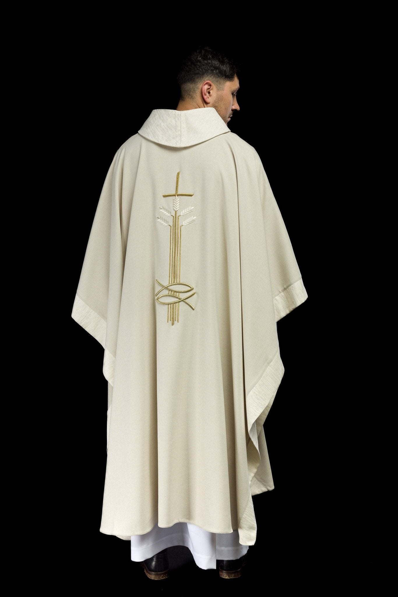 Casulla con motivo de cruz y pez S-7063-05-70 - CASULLAS.ES
