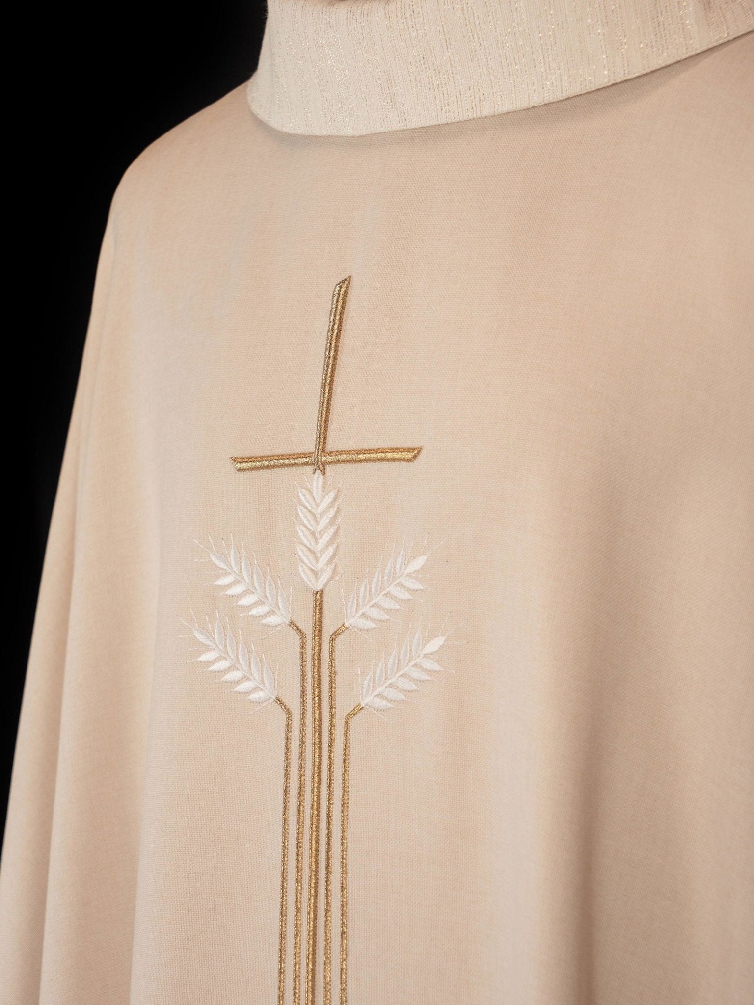 Casulla con motivo de cruz y pez S - 7063 - 05 - 70 - CASULLAS.ES
