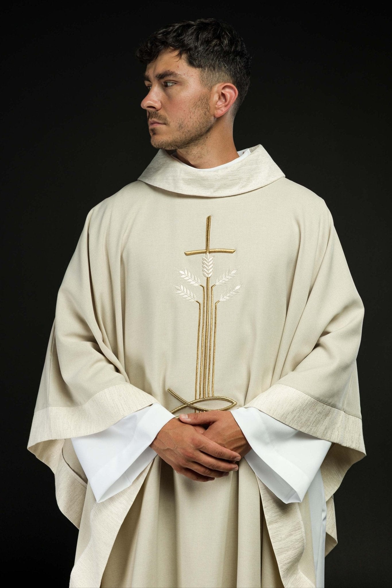 Casulla con motivo de cruz y pez S-7063-05-70 - CASULLAS.ES