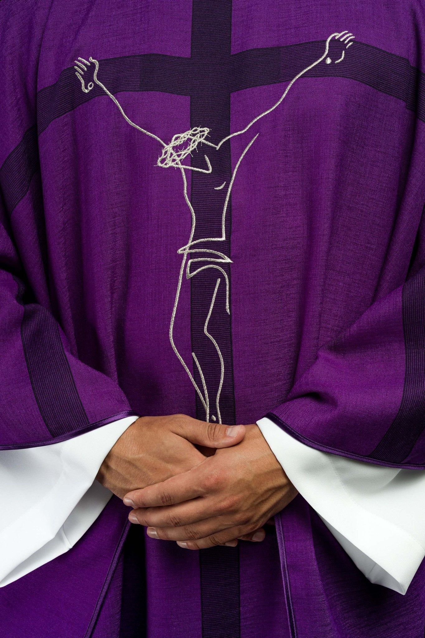 Casulla con motivo de Jesús en la cruz en color morado HA7049-03 FIOLET - CASULLAS.ES