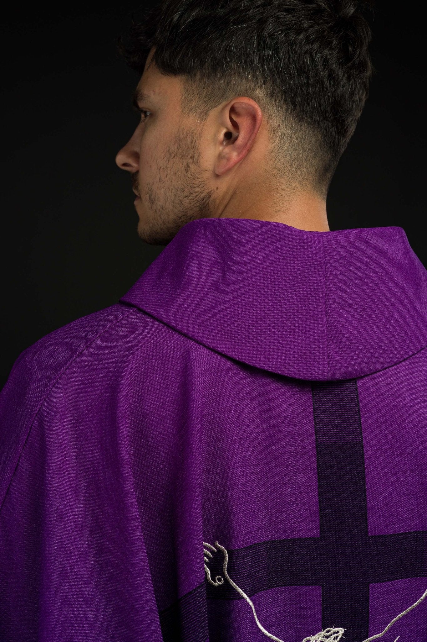 Casulla con motivo de Jesús en la cruz en color morado HA7049-03 FIOLET - CASULLAS.ES