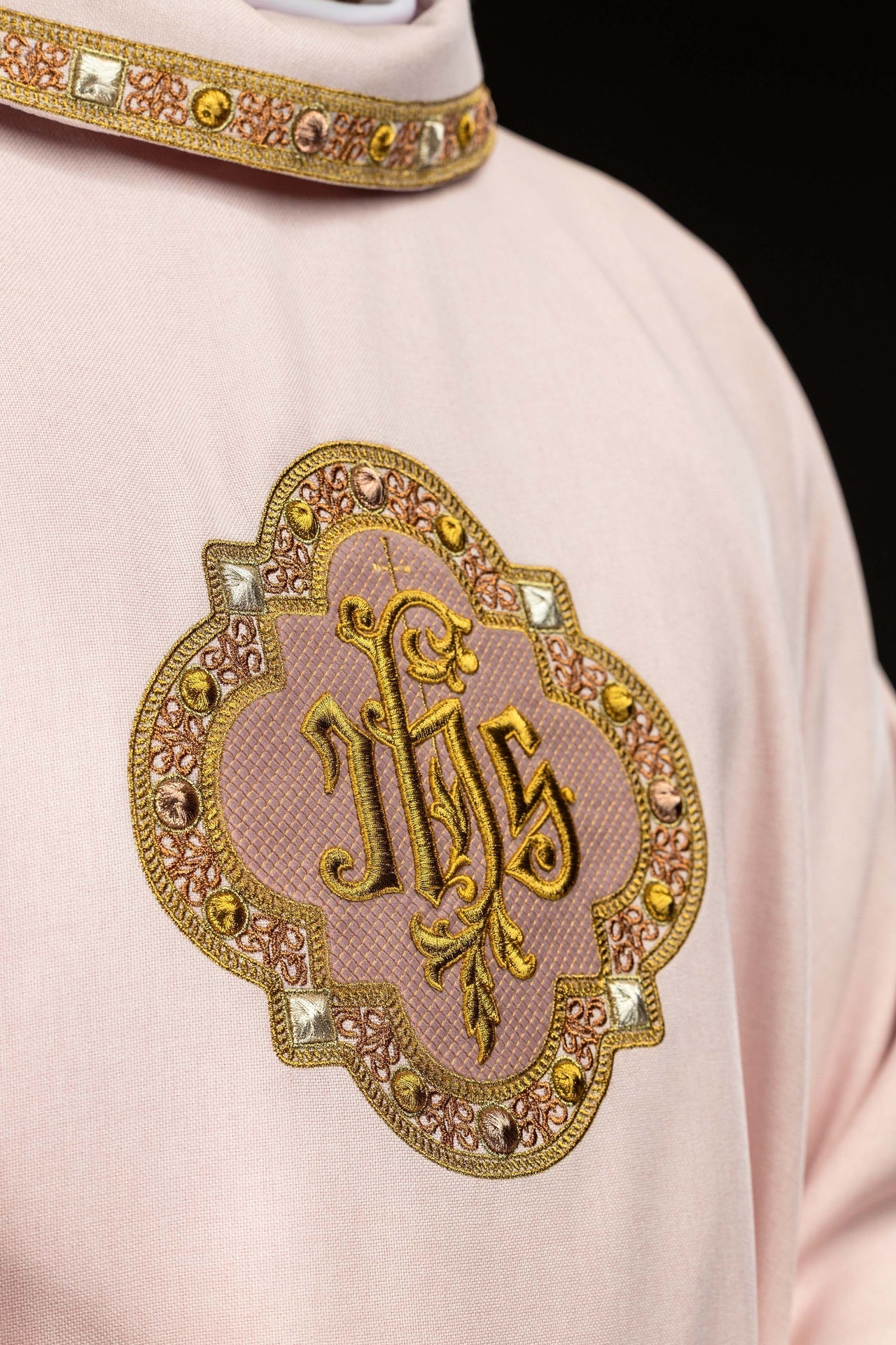 Casulla con rico bordado IHS y cuello en color rosa S-7073-08-70 - CASULLAS.ES