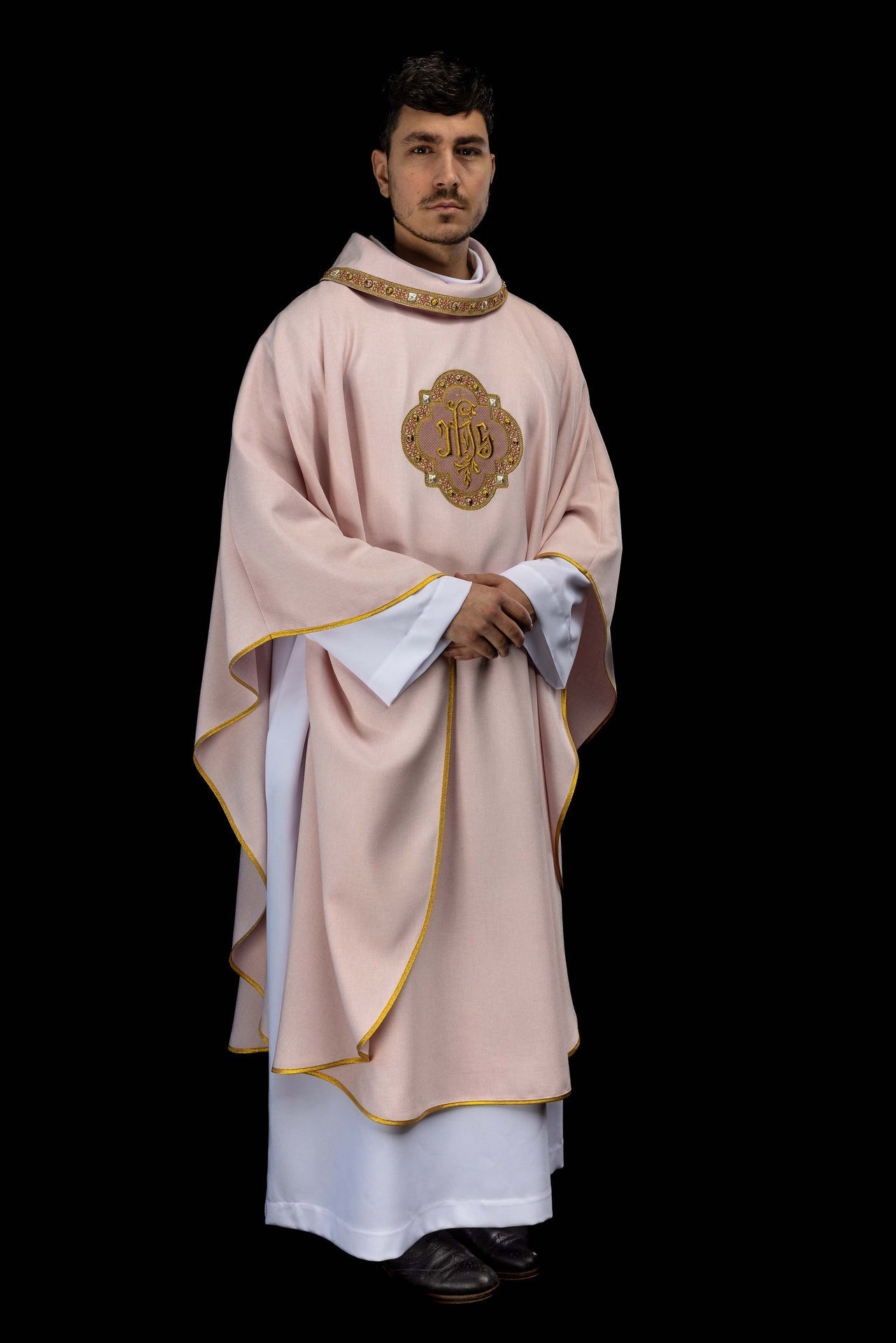 Casulla con rico bordado IHS y cuello en color rosa S-7073-08-70 - CASULLAS.ES