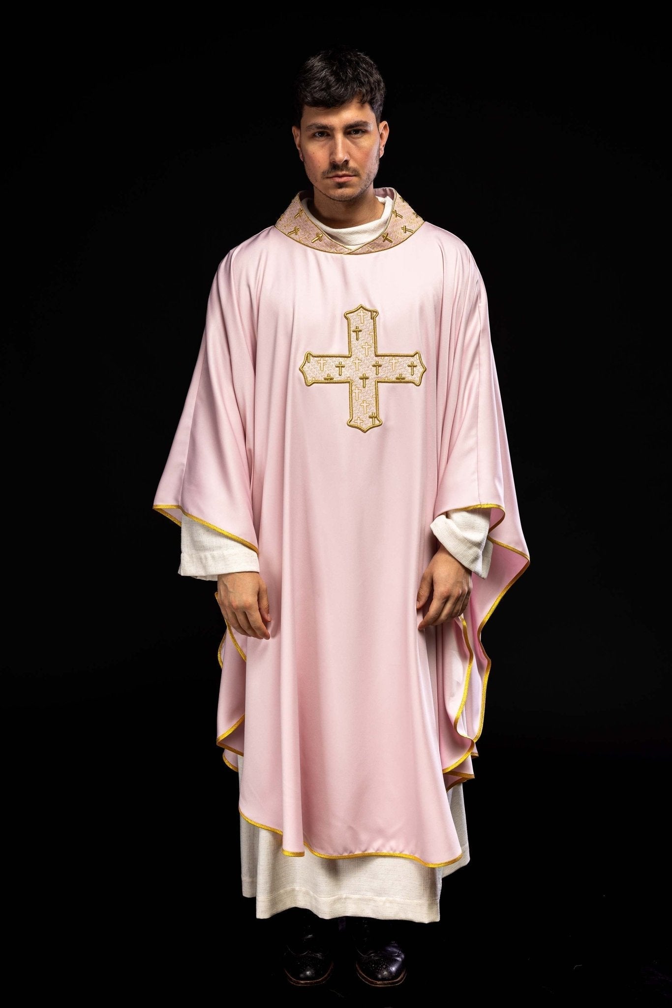 Casulla con una cruz ricamente bordada y cuello rosa S - 7061 - 08 - 53 - CASULLAS.ES