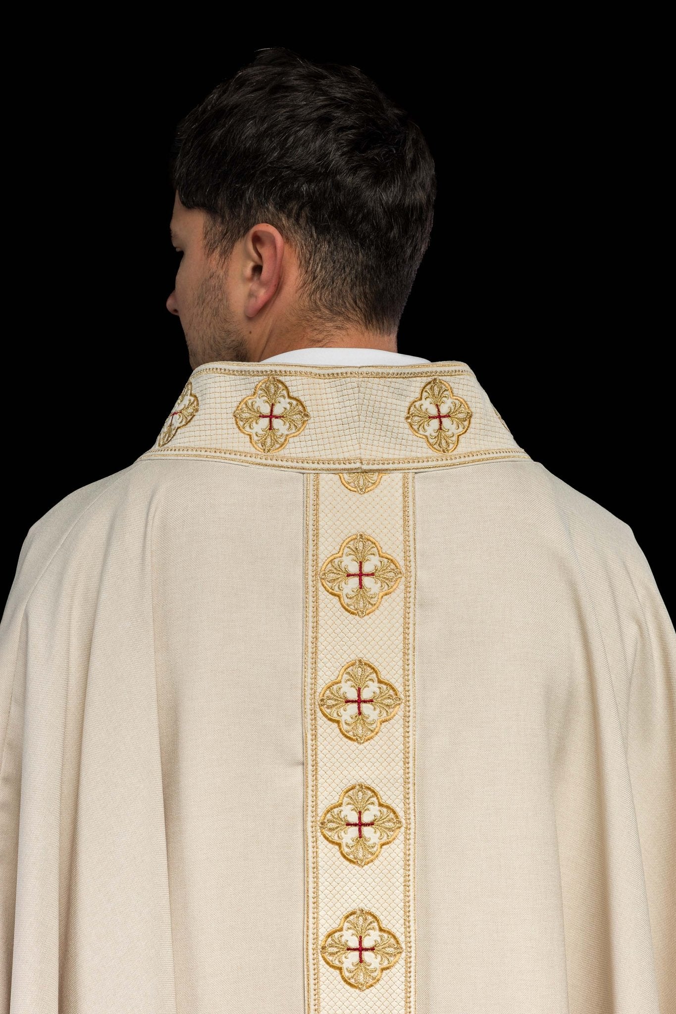 Casulla de color crudo con cinturón bordado y cuello cruzado S-7069-05-70 - CASULLAS.ES