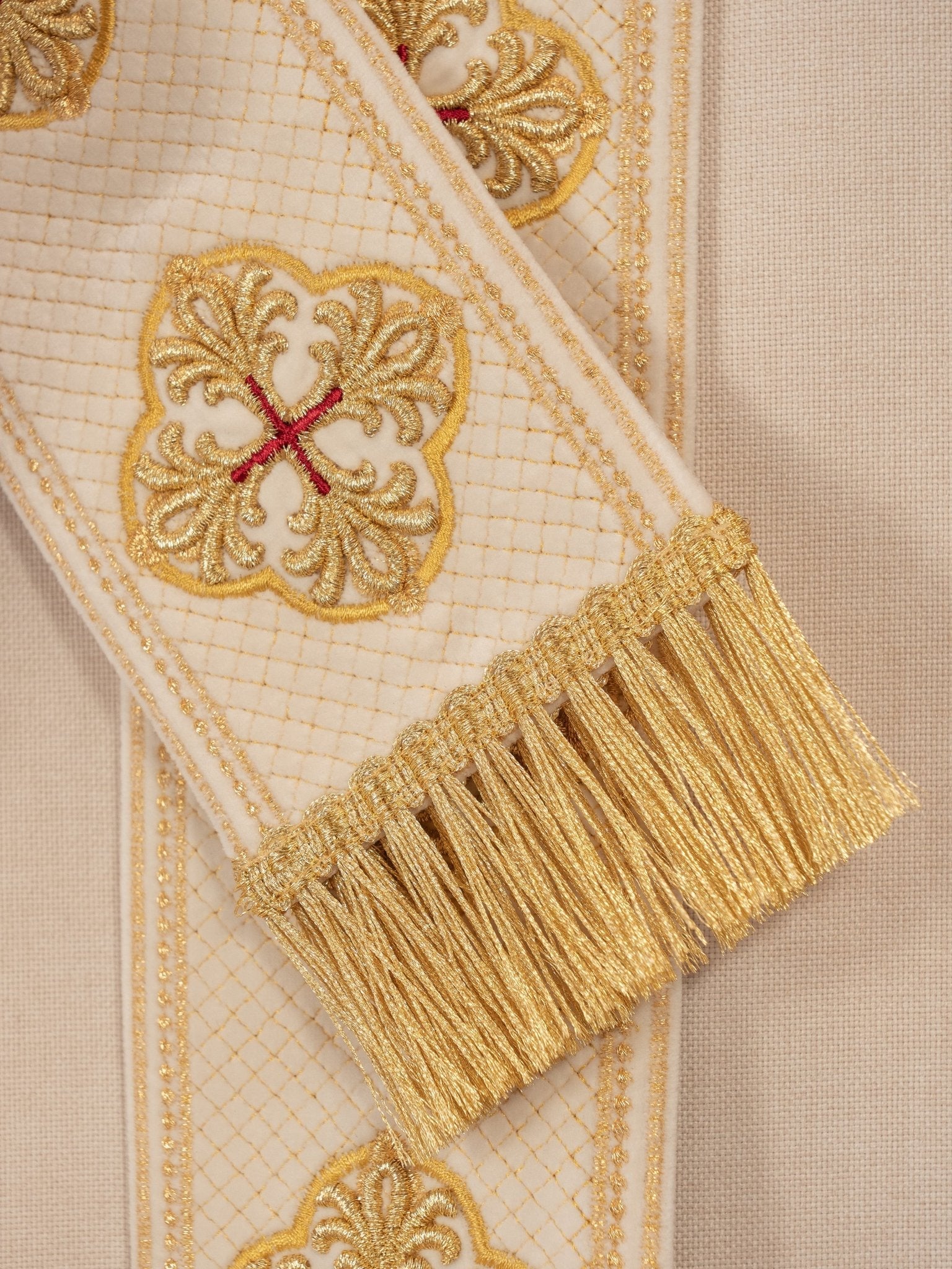 Casulla de color crudo con cinturón bordado y cuello cruzado S-7069-05-70 - CASULLAS.ES