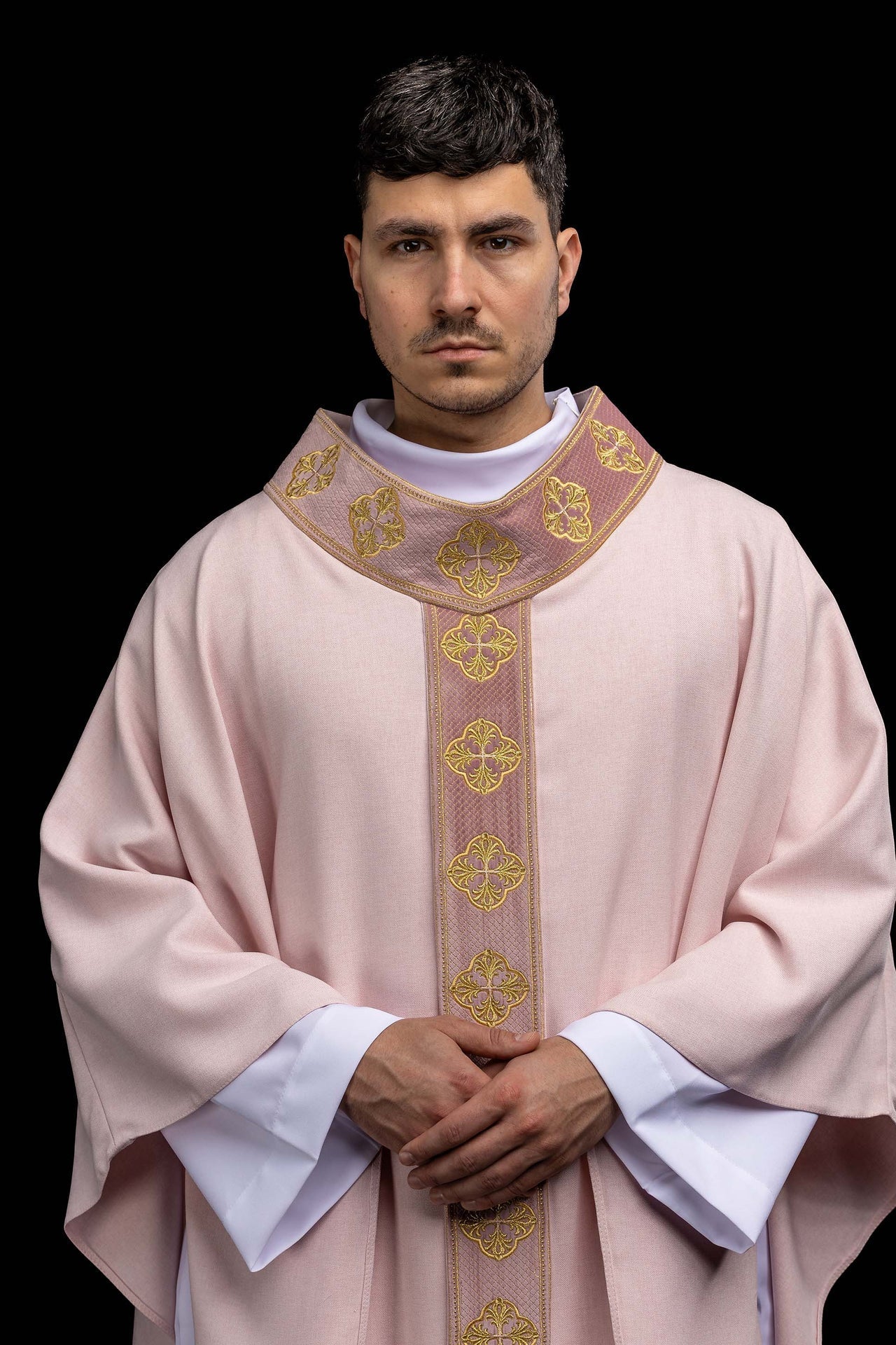 Casulla de color rosa con banda bordada y cuello con cruces S-7069-08-70 - CASULLAS.ES