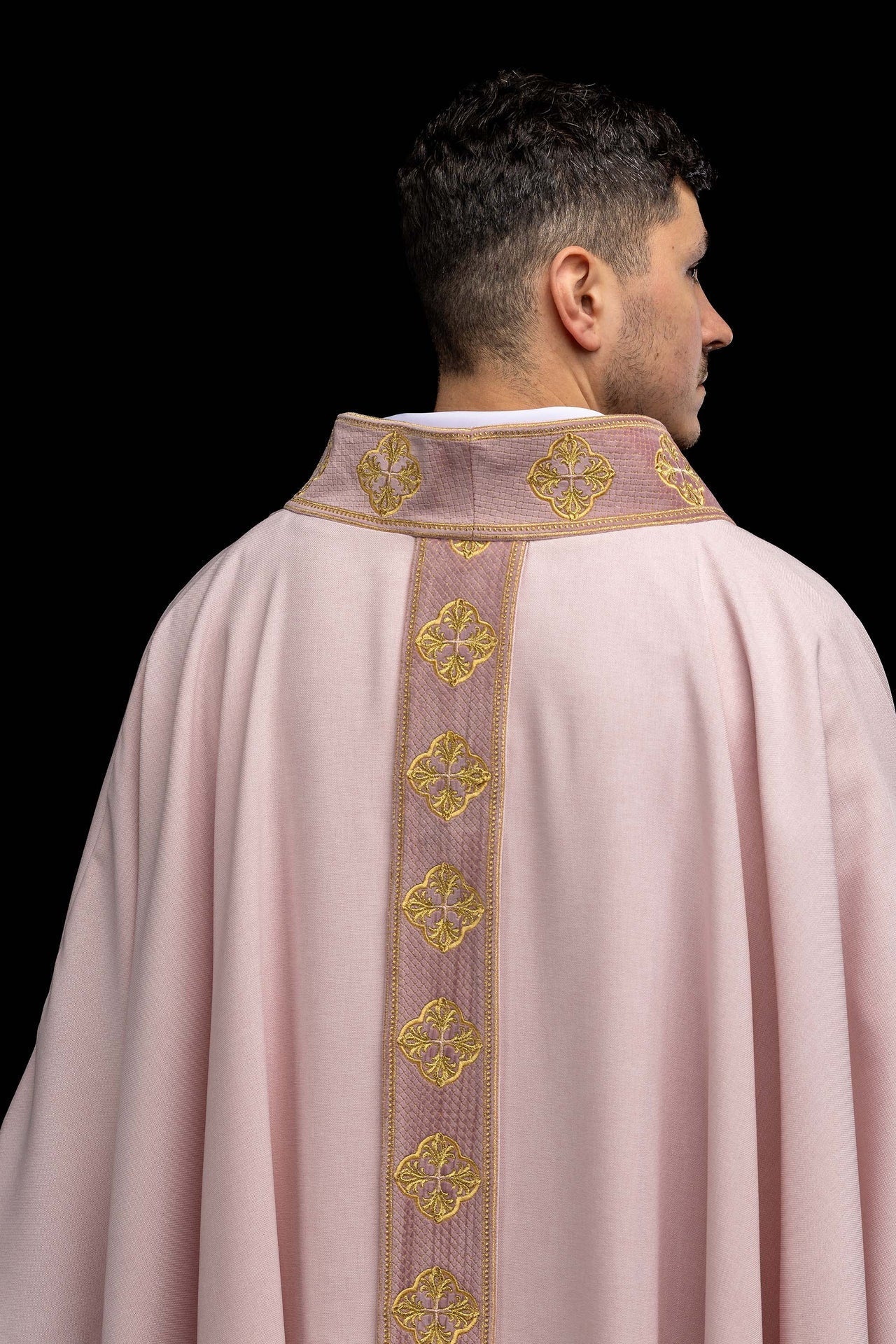 Casulla de color rosa con banda bordada y cuello con cruces S-7069-08-70 - CASULLAS.ES
