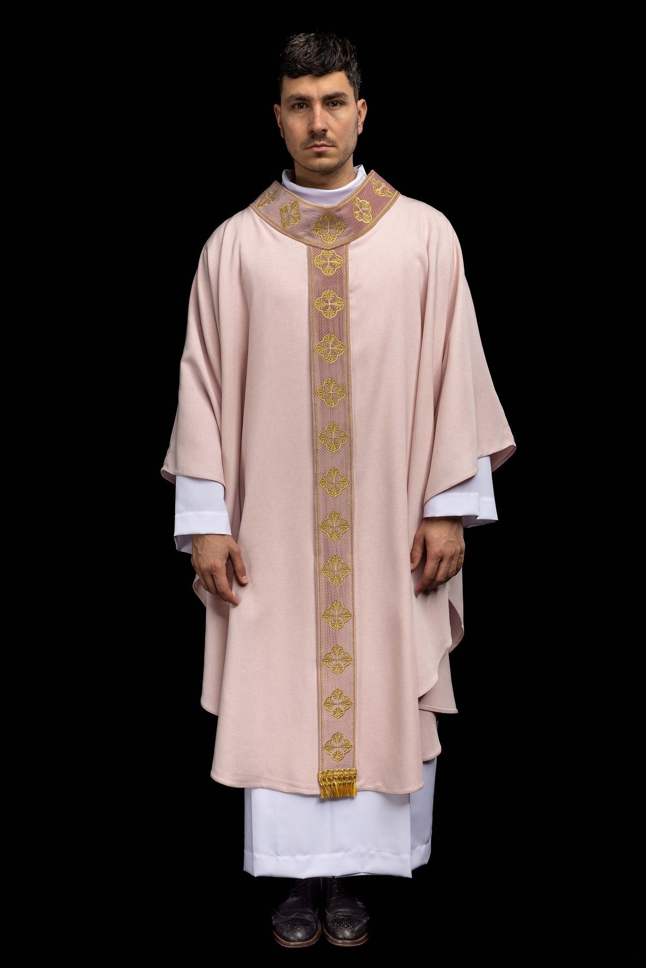 Casulla de color rosa con banda bordada y cuello con cruces S-7069-08-70 - CASULLAS.ES