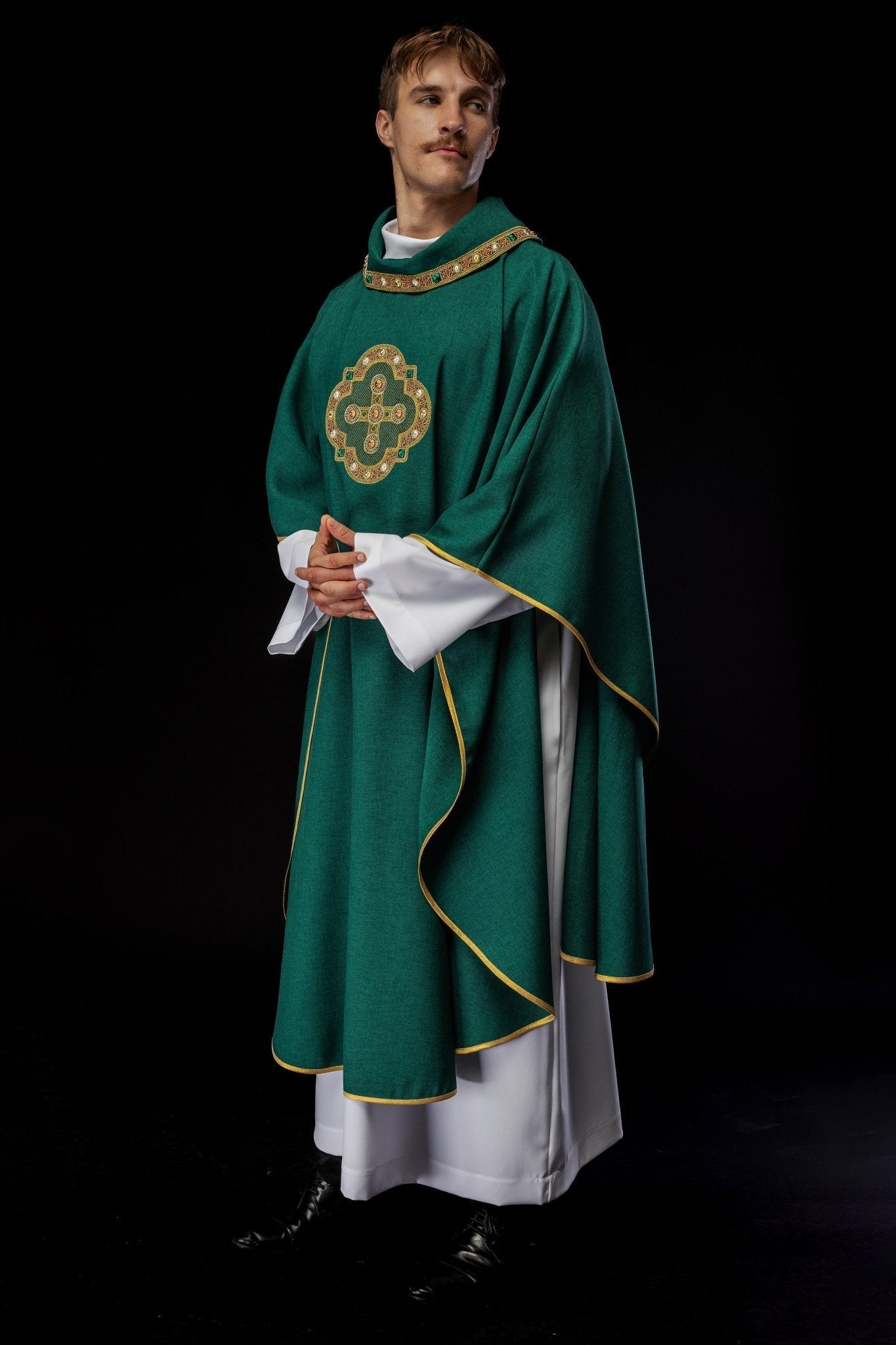 Casulla de color verde con ribetes bordados en el cuello y alrededor del bordado de la cruz S - 7066 - 01 - 70 - CASULLAS.ES