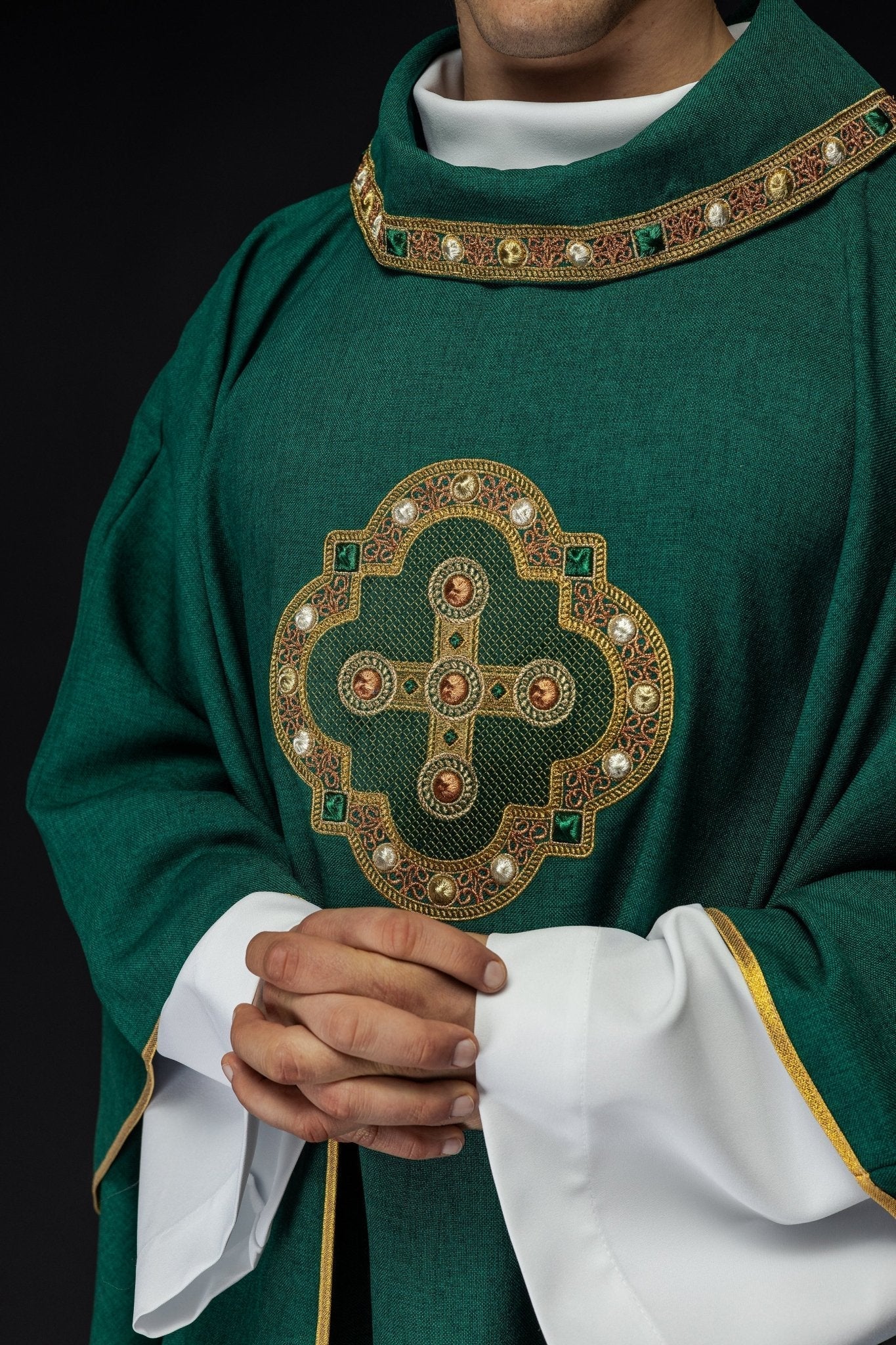 Casulla de color verde con ribetes bordados en el cuello y alrededor del bordado de la cruz S - 7066 - 01 - 70 - CASULLAS.ES