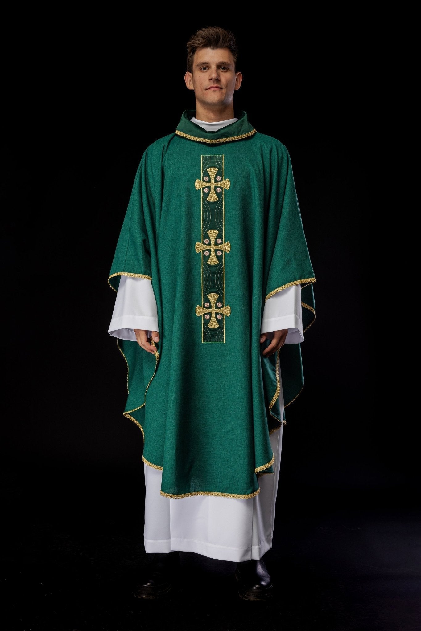 Casulla de cruces bordadas en oro y ribete del cuello en verde S - 7068 - 01 - 70 - CASULLAS.ES
