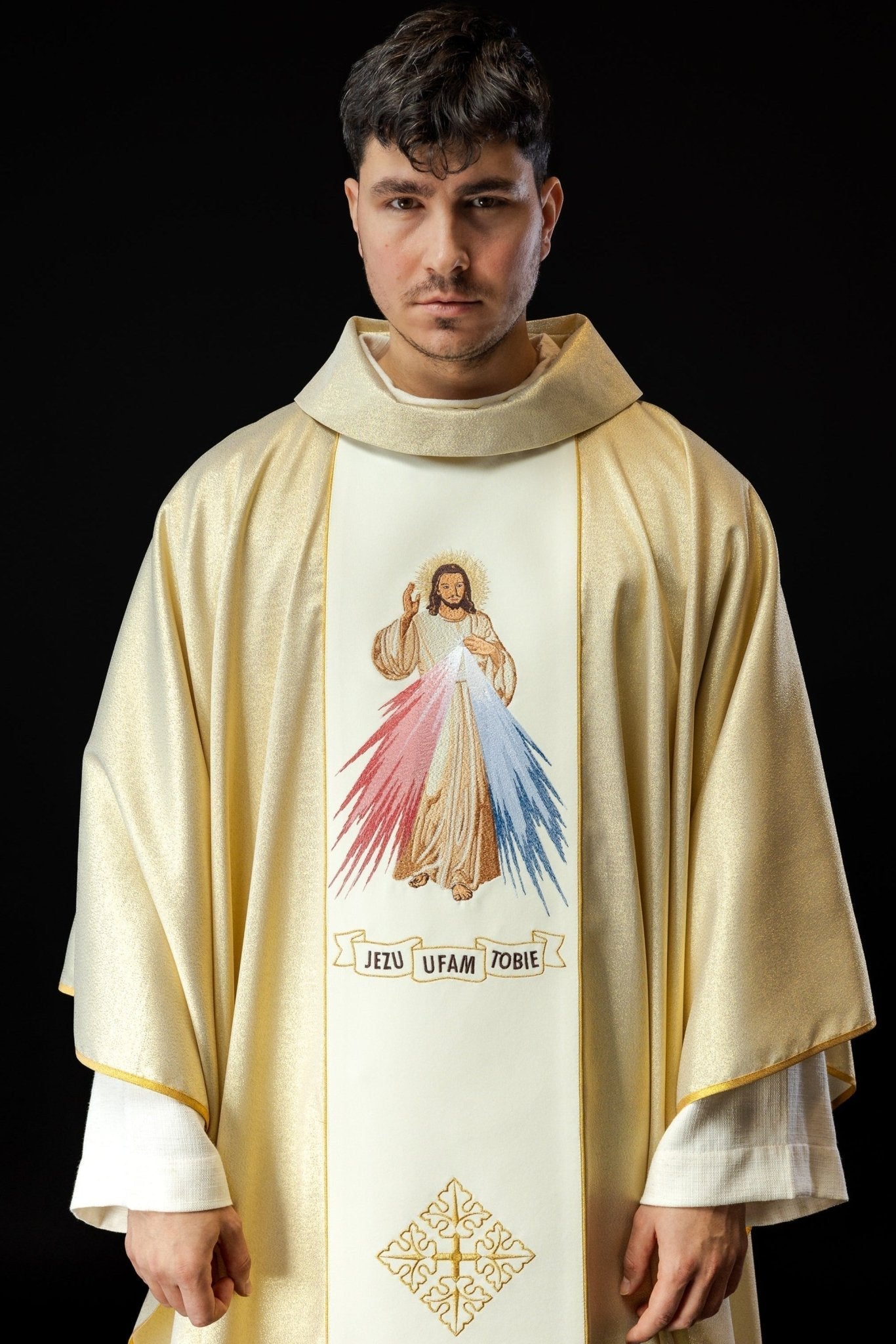 Casulla dorada con bordado Jesús misericordioso KOR/113/10/37 ZŁOTY - CASULLAS.ES