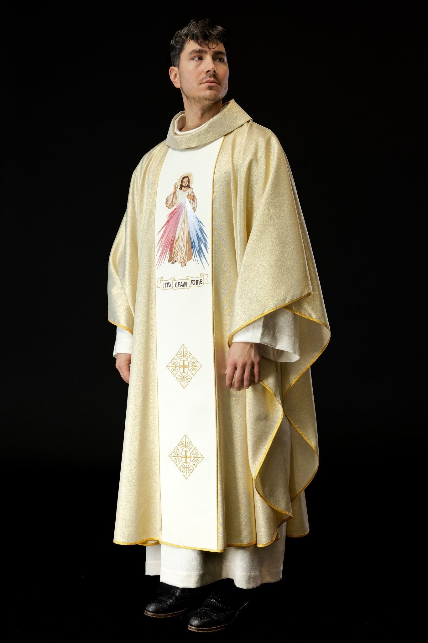 Casulla dorada con bordado Jesús misericordioso KOR/113/10/37 ZŁOTY - CASULLAS.ES