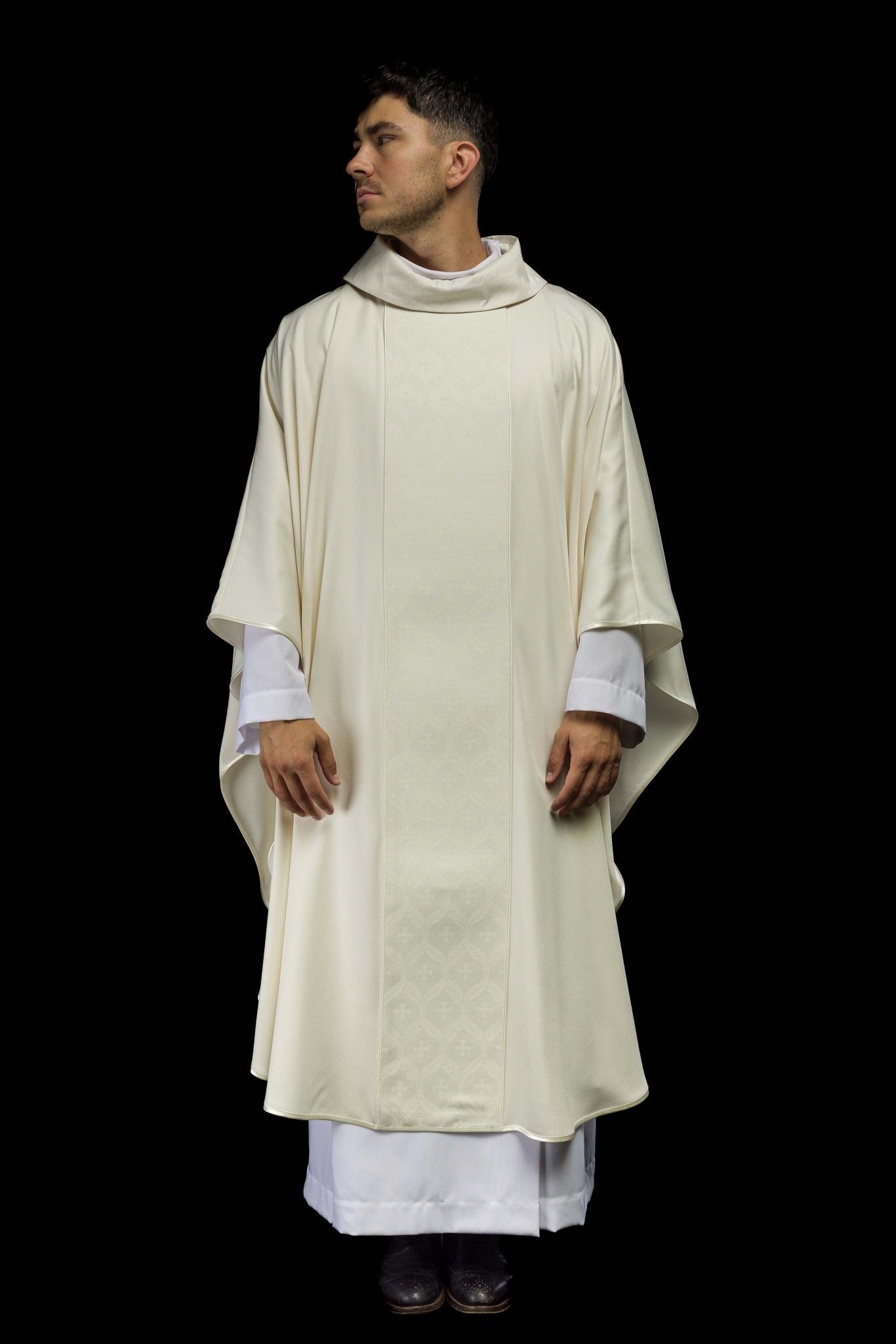 Casulla écru con banda jacquard decorada con cruces KOR/402/05/53 - CASULLAS.ES