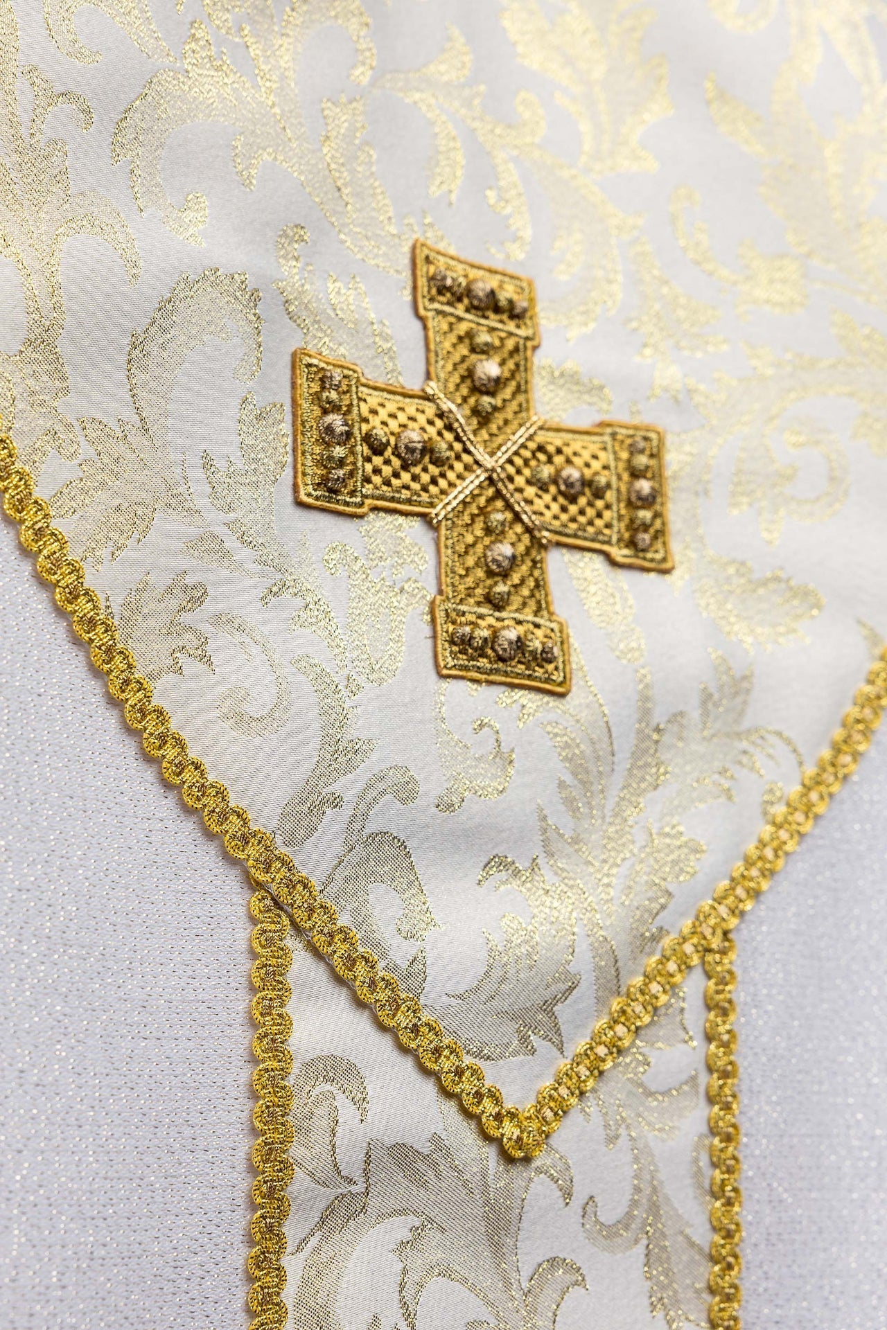 Casulla ecru con cruz decorada con tejido jacquard LE/7075/05 - CASULLAS.ES
