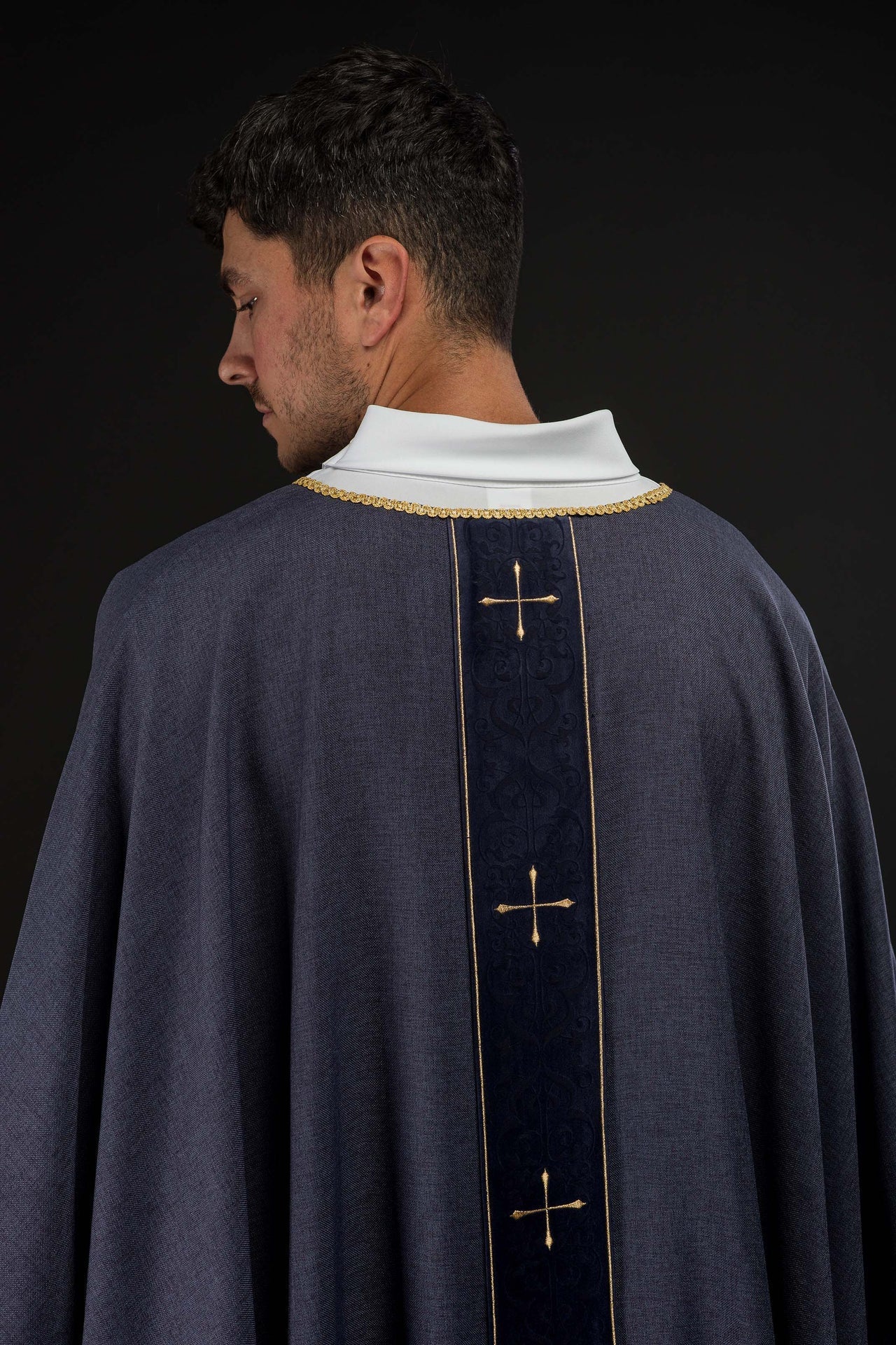 Casulla en color morado con banda bordada de cruces LE/7074/03 - CASULLAS.ES