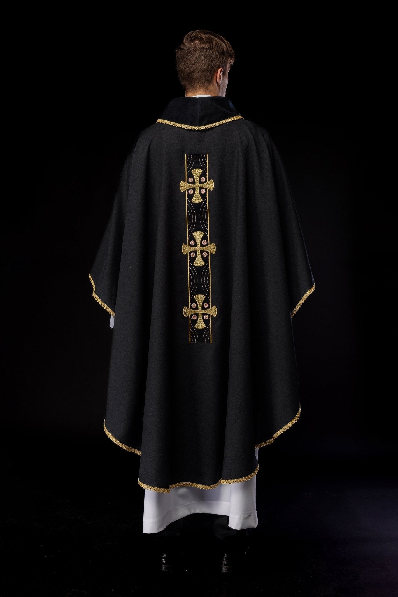 Casulla en cruces de oro bordadas y ribete del cuello en negro S - 7068 - 07 - 70 - CASULLAS.ES