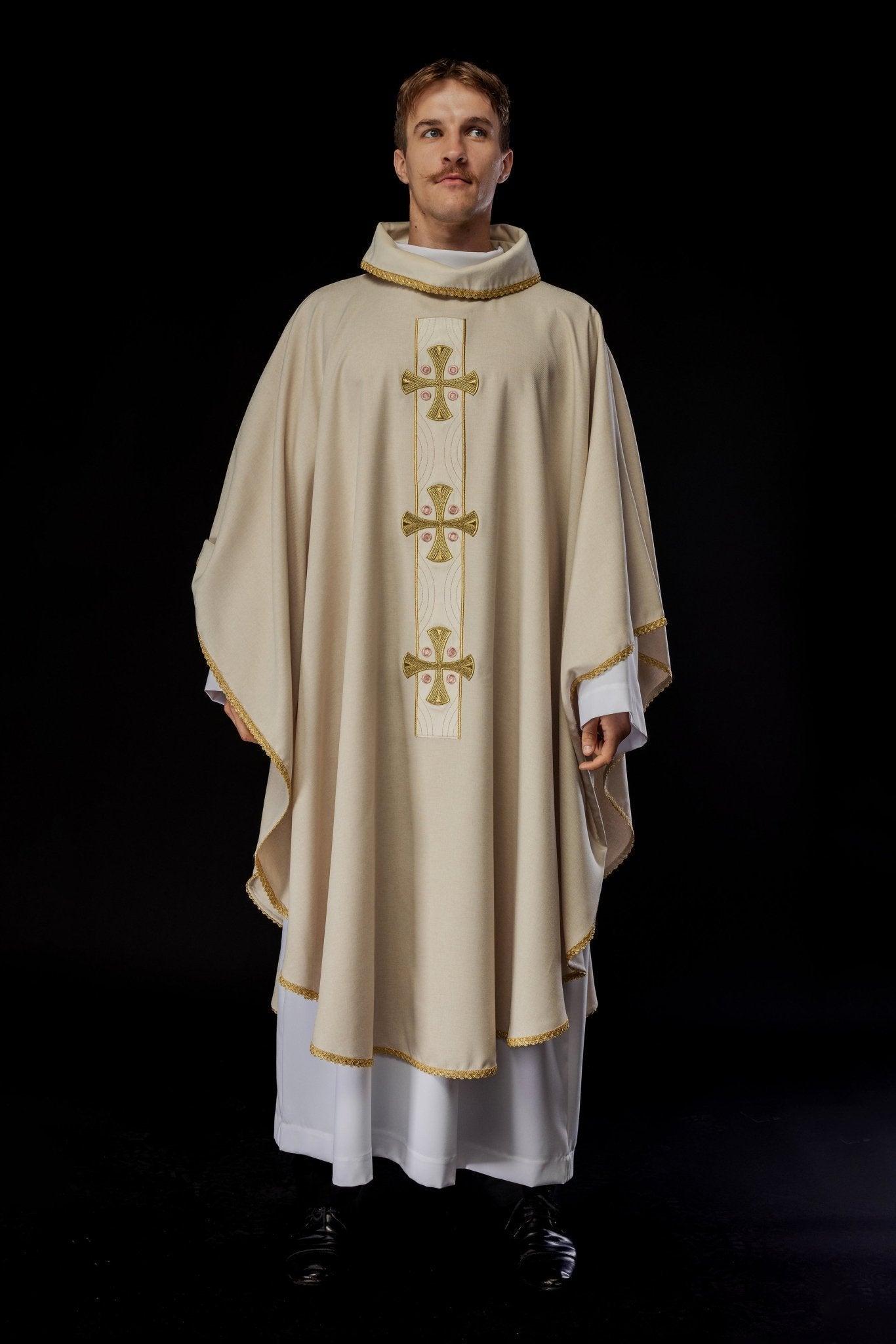 Casulla en cruces de oro bordadas y ribetes del cuello en crudo S - 7068 - 05 - 70 - CASULLAS.ES