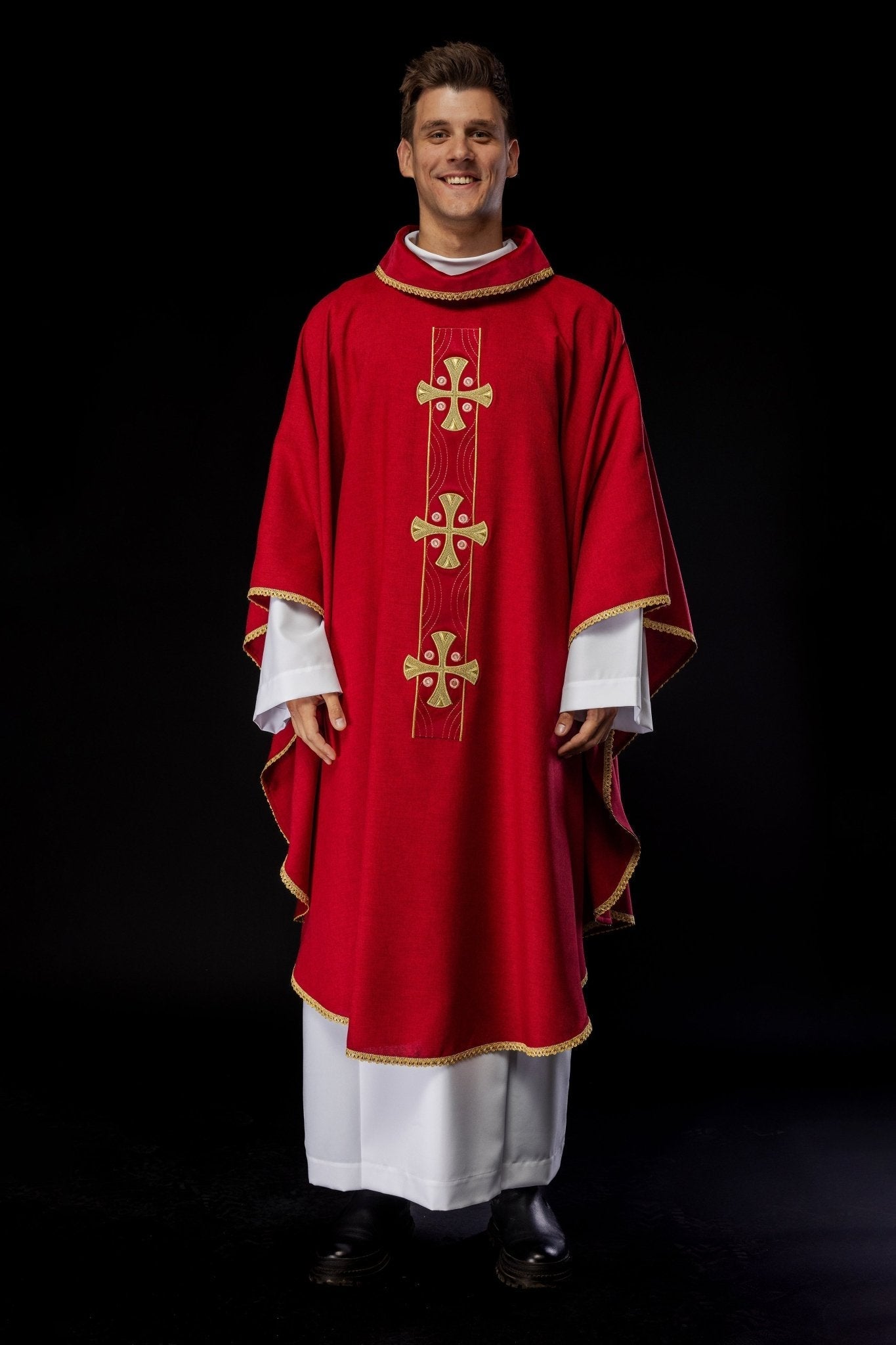 Casulla en cruces de oro bordadas y ribetes del cuello en rojo S - 7068 - 02 - 70 - CASULLAS.ES
