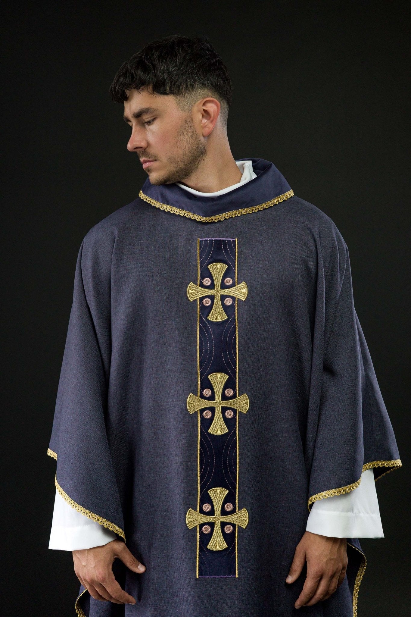 Casulla en cruces de oro bordadas y ribetes en el cuello en morado S - 7068 - 03 - 70 - CASULLAS.ES