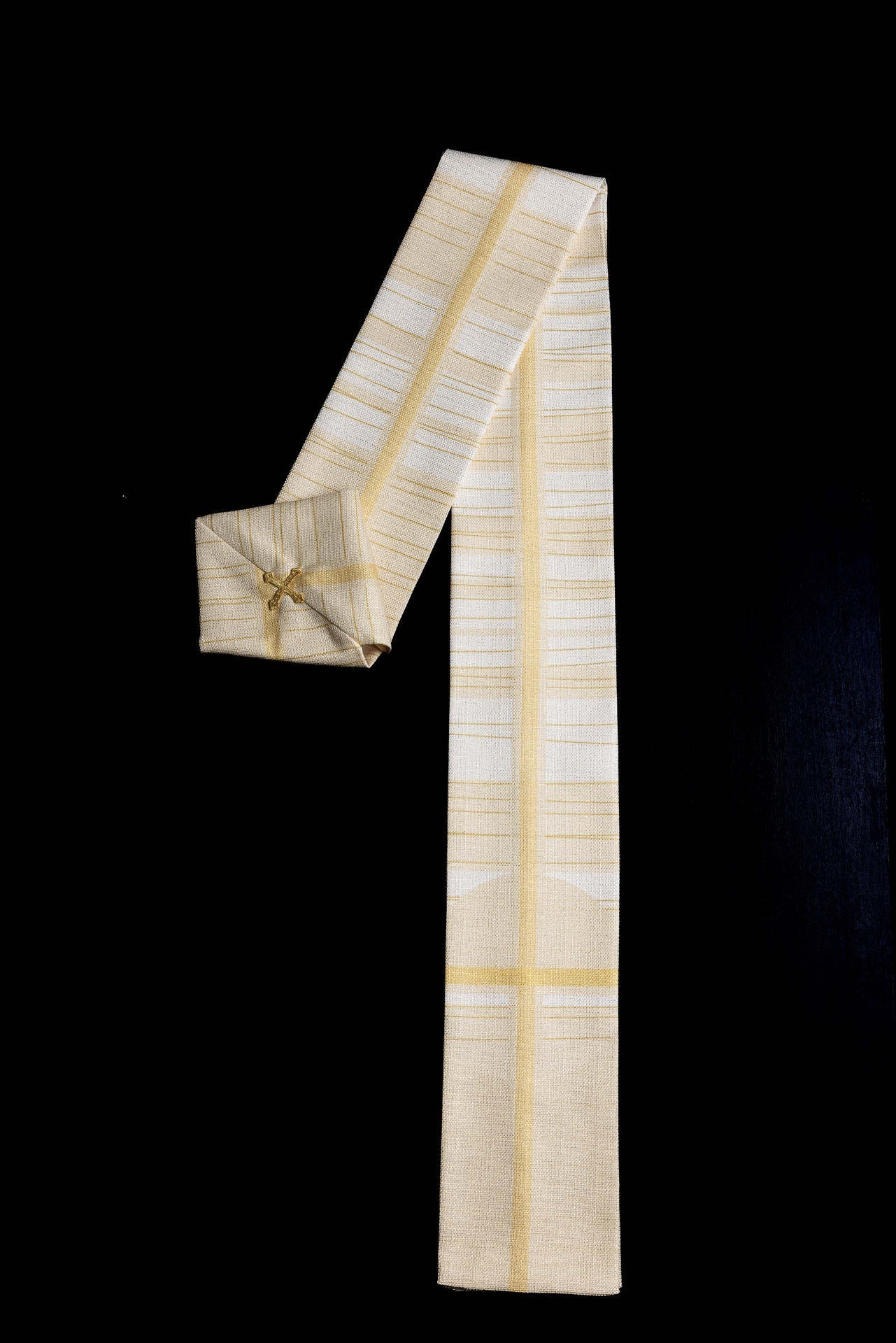 Casulla estampada color ecru con motivo de cruz KOD/7010/05/40 - CASULLAS.ES