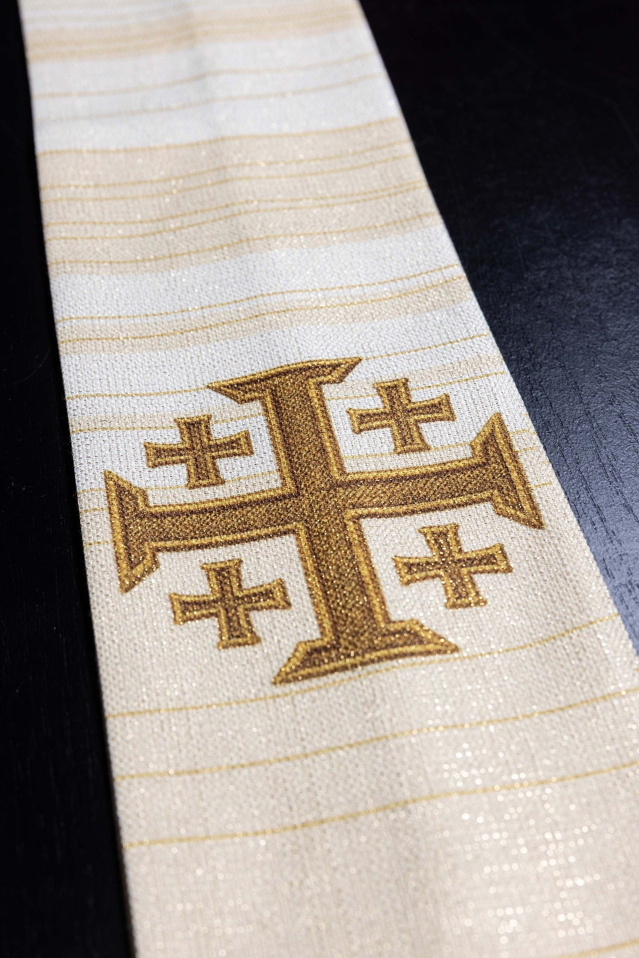 Casulla estampada con la Cruz de Jerusalén – color ecru KOD/7001/05/40 - CASULLAS.ES