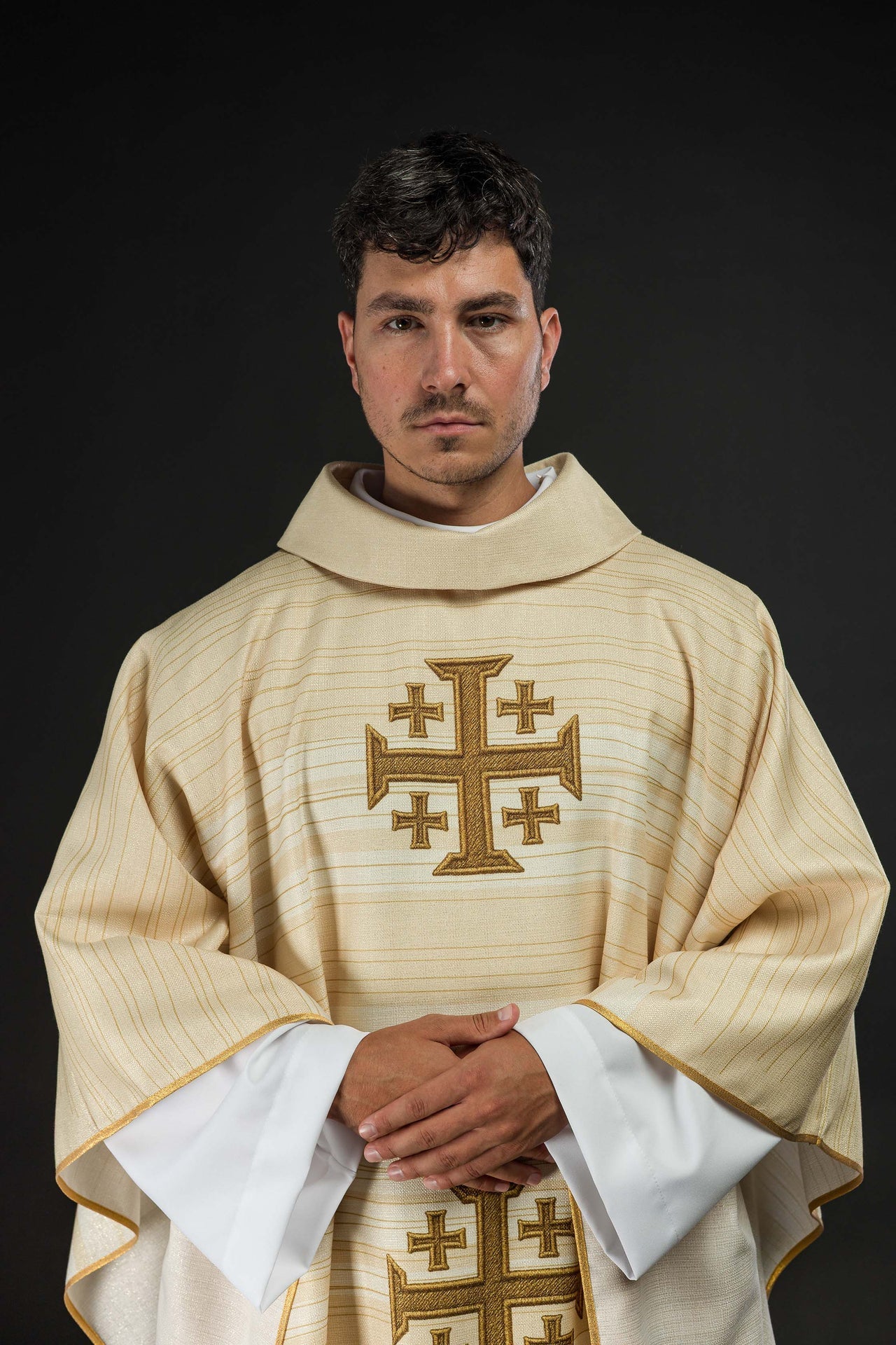Casulla estampada con la Cruz de Jerusalén – color ecru KOD/7001/05/40 - CASULLAS.ES