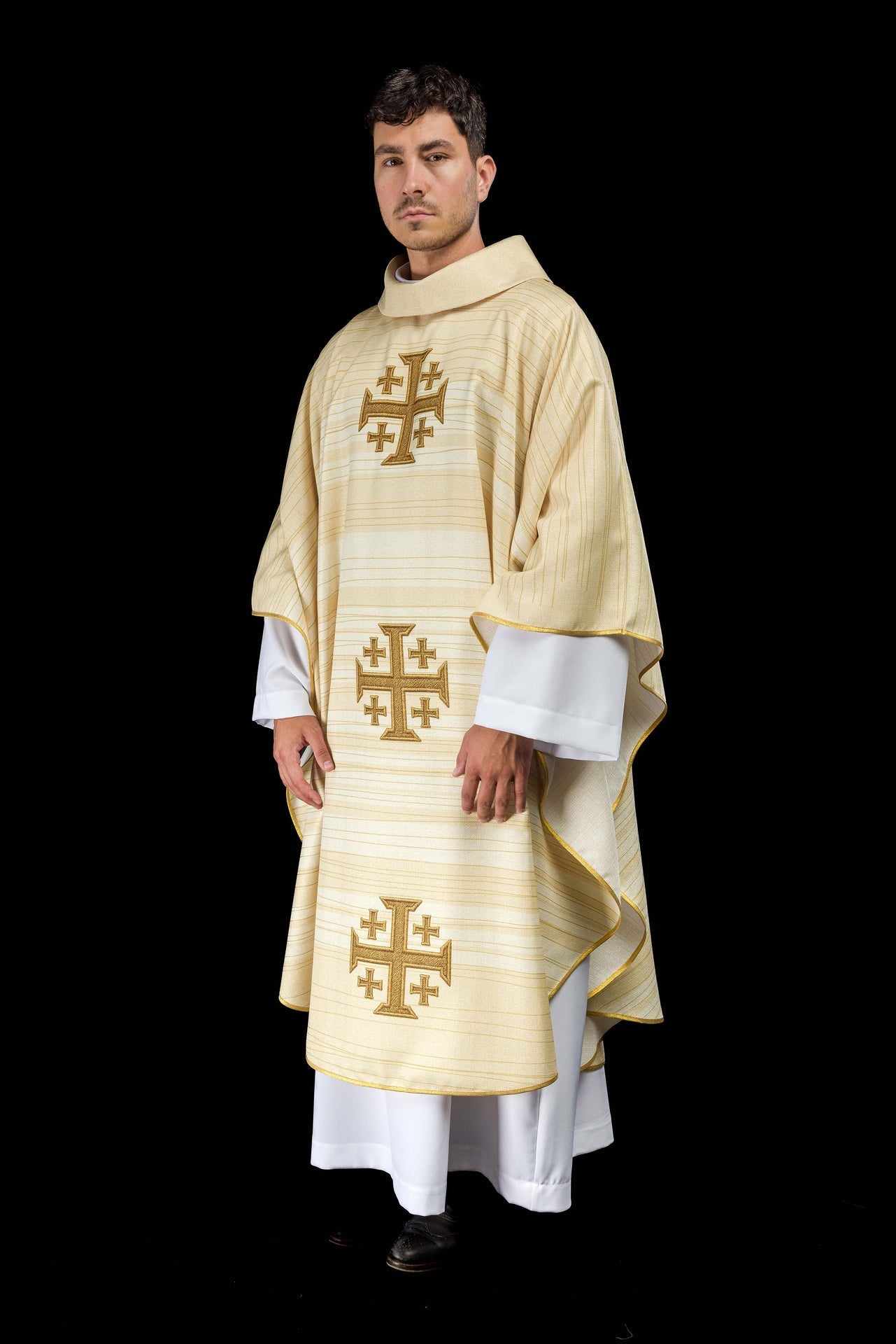 Casulla estampada con la Cruz de Jerusalén – color ecru KOD/7001/05/40 - CASULLAS.ES