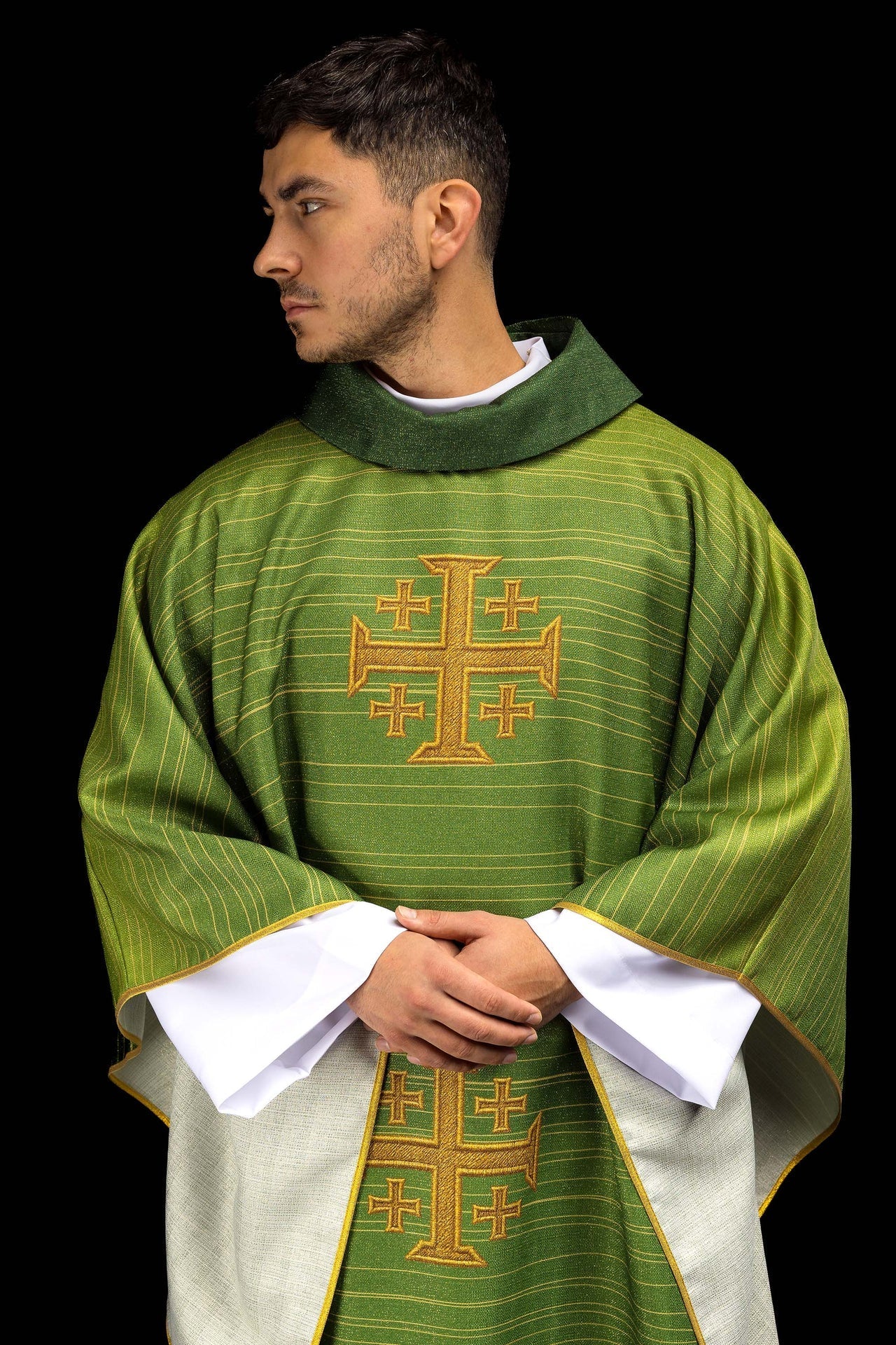 Casulla estampada con la Cruz de Jerusalén en color verde KOD/7001/01/40 - CASULLAS.ES