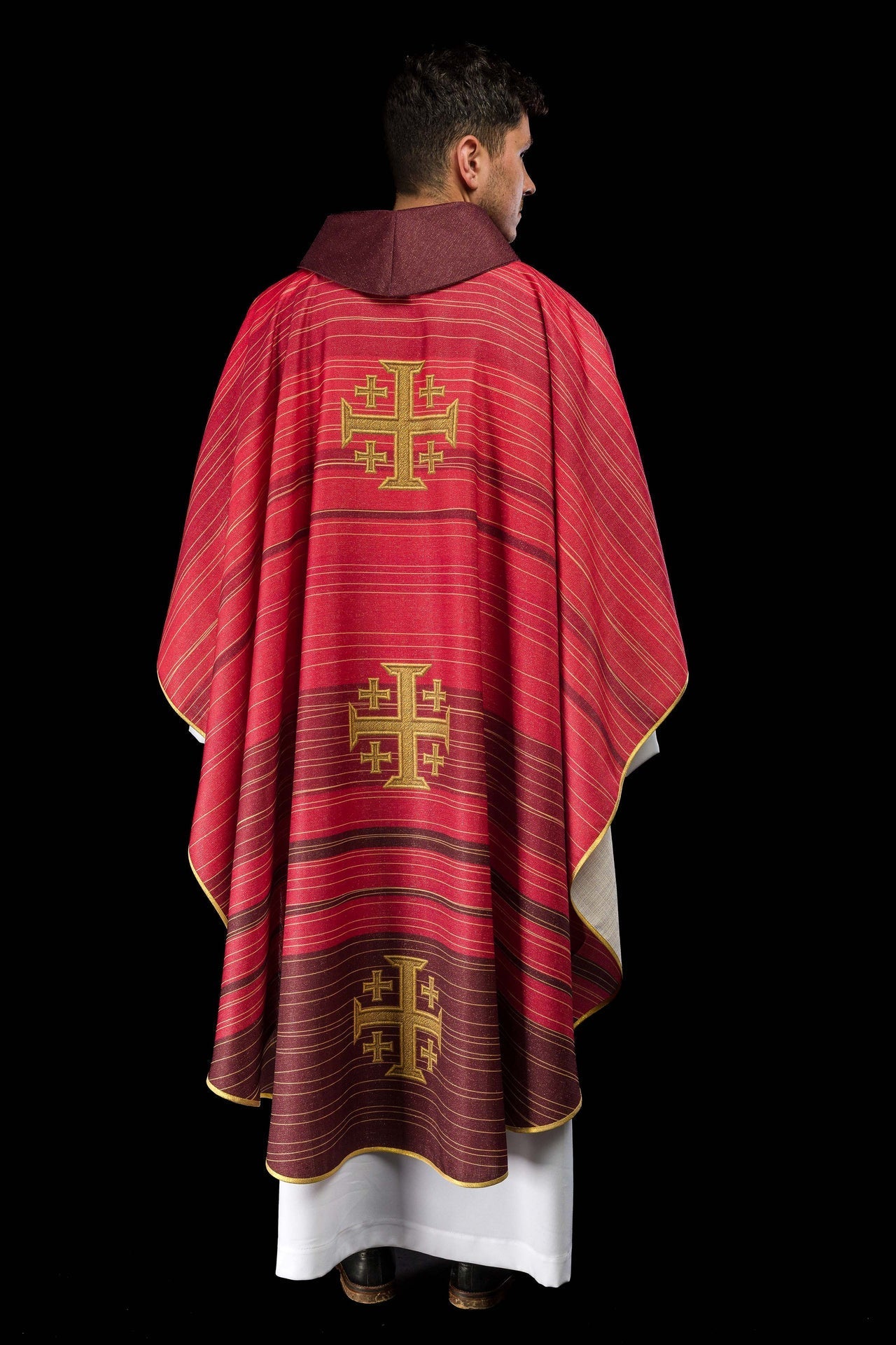 Casulla estampada con la Cruz de Jerusalén – roja KOD/7001/02/40 - CASULLAS.ES