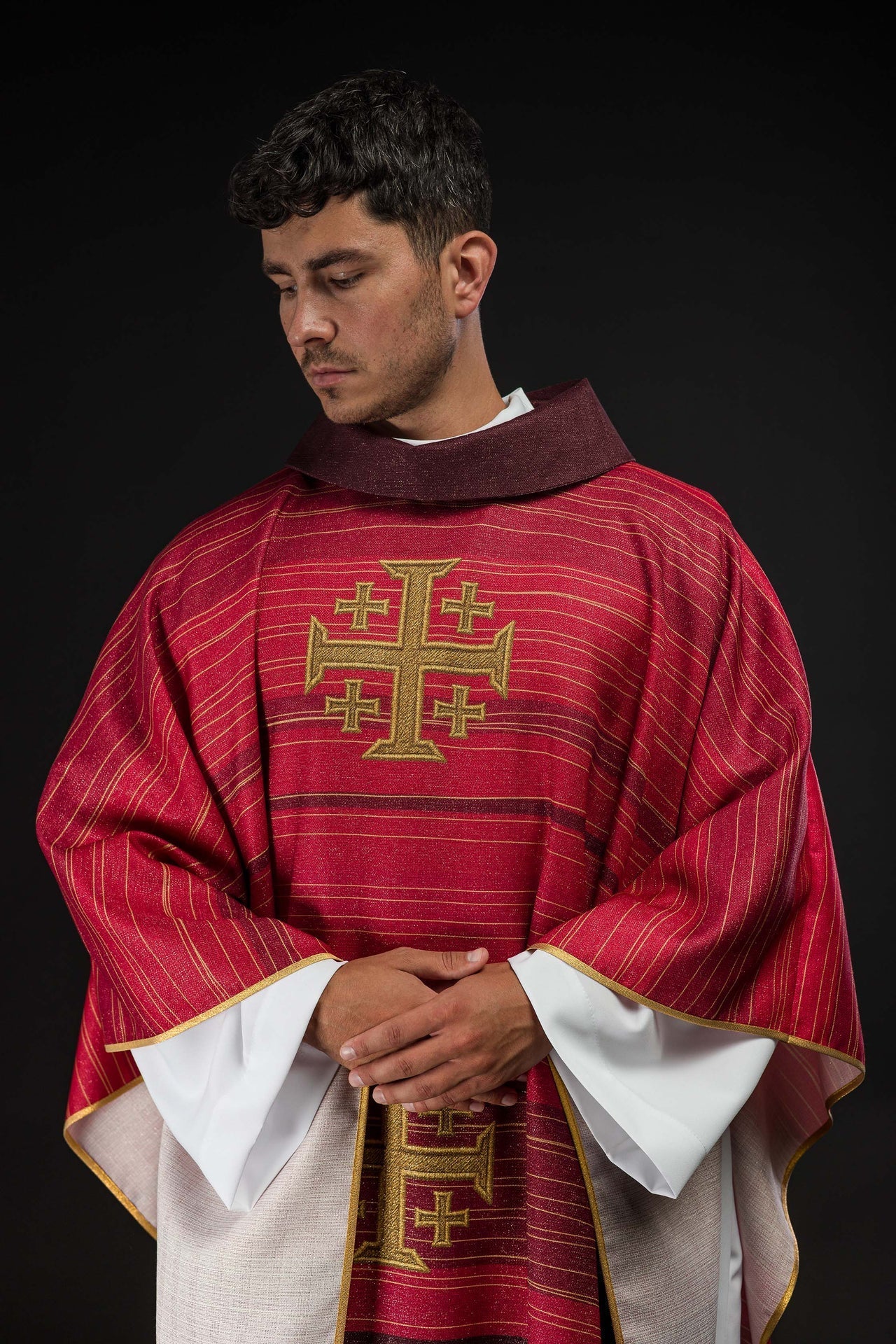 Casulla estampada con la Cruz de Jerusalén – roja KOD/7001/02/40 - CASULLAS.ES