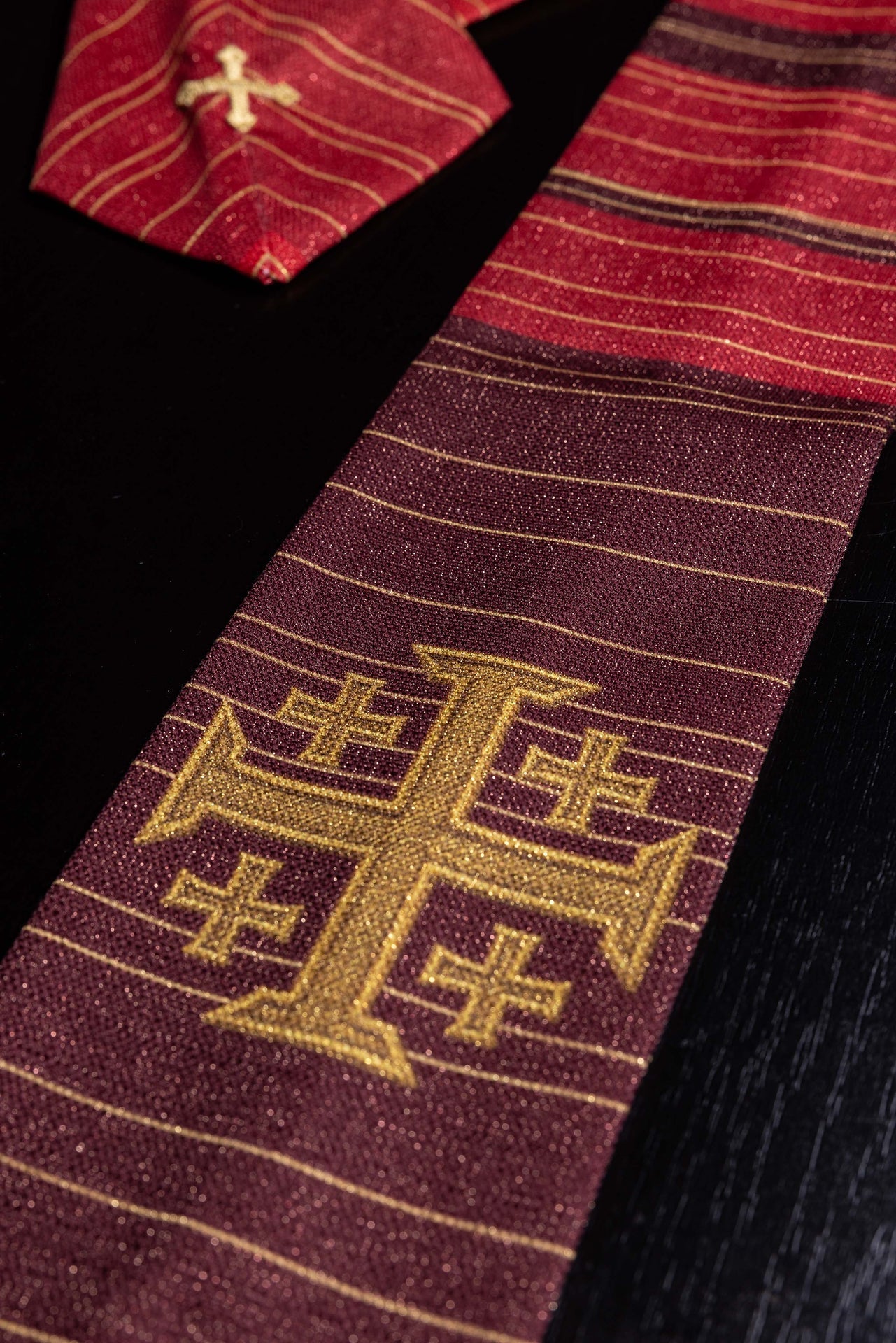 Casulla estampada con la Cruz de Jerusalén – roja KOD/7001/02/40 - CASULLAS.ES