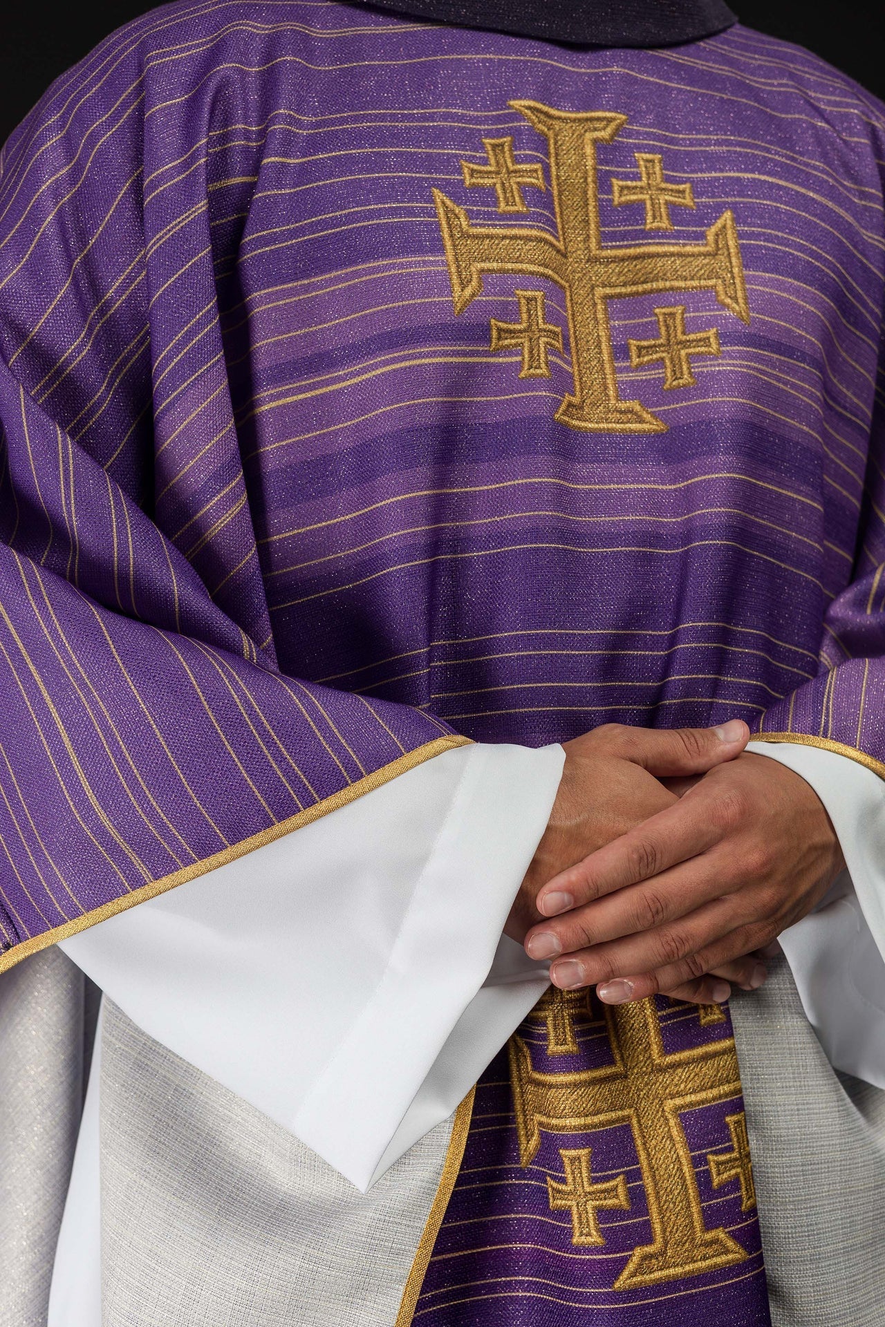 Casulla estampada con la Cruz de Jerusalén – violeta KOD/7001/03/40 - CASULLAS.ES