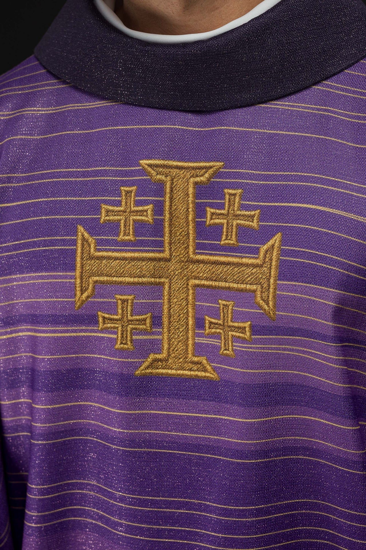 Casulla estampada con la Cruz de Jerusalén – violeta KOD/7001/03/40 - CASULLAS.ES