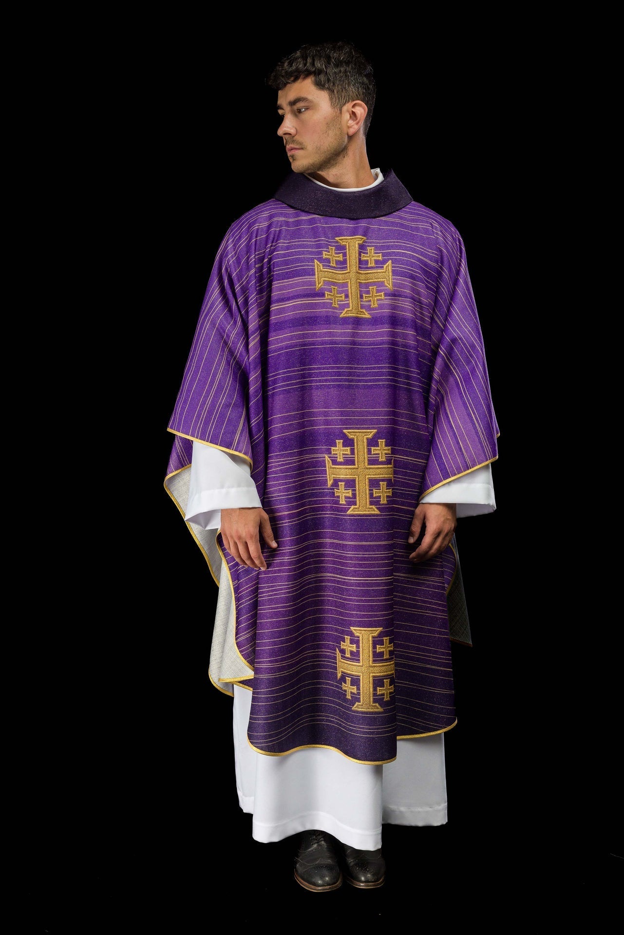 Casulla estampada con la Cruz de Jerusalén – violeta KOD/7001/03/40 - CASULLAS.ES