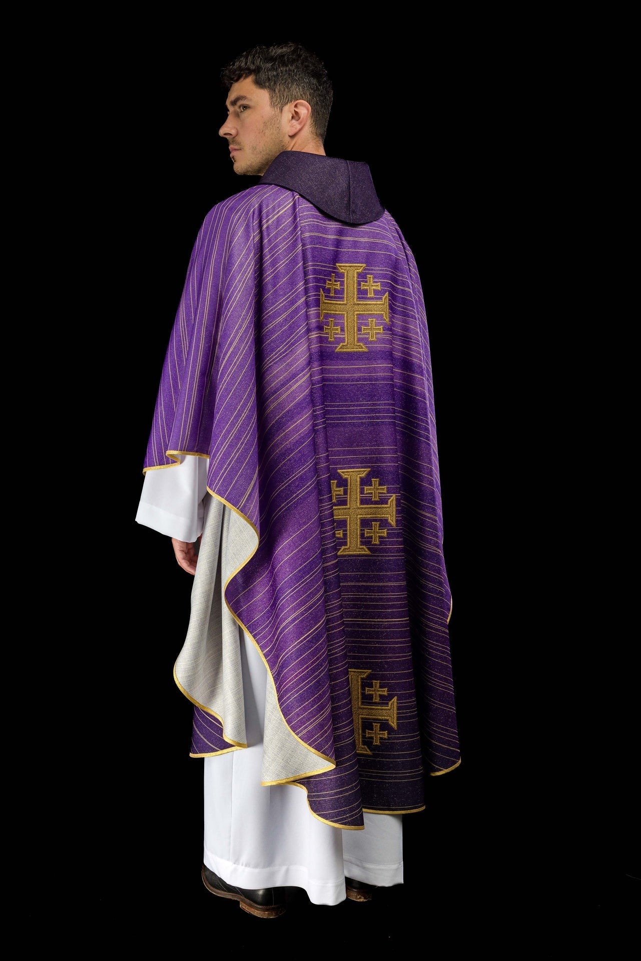Casulla estampada con la Cruz de Jerusalén – violeta KOD/7001/03/40 - CASULLAS.ES