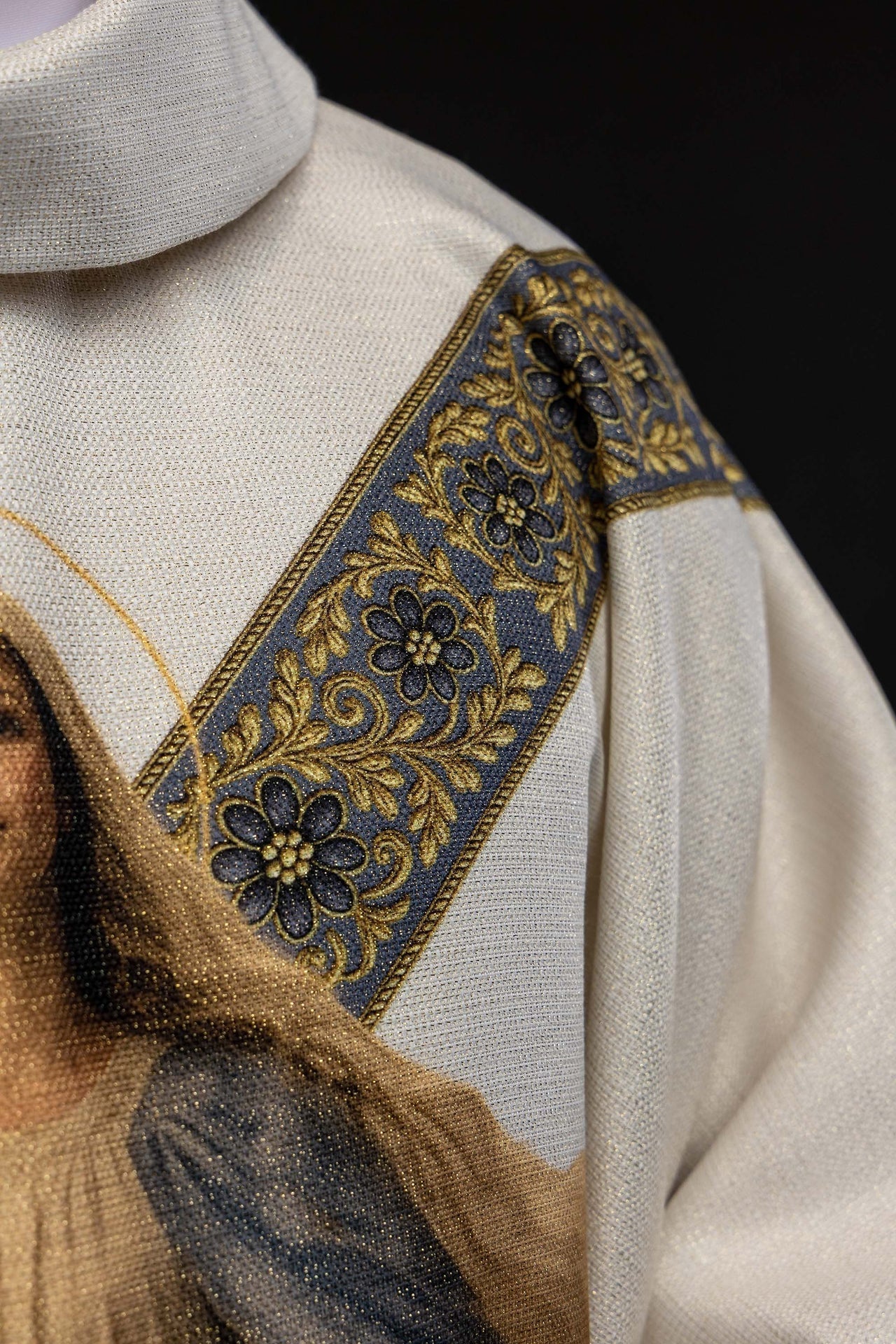 Casulla estampada con la imagen de Nuestra Señora de la Asunción KOD/7008/05/40 - CASULLAS.ES