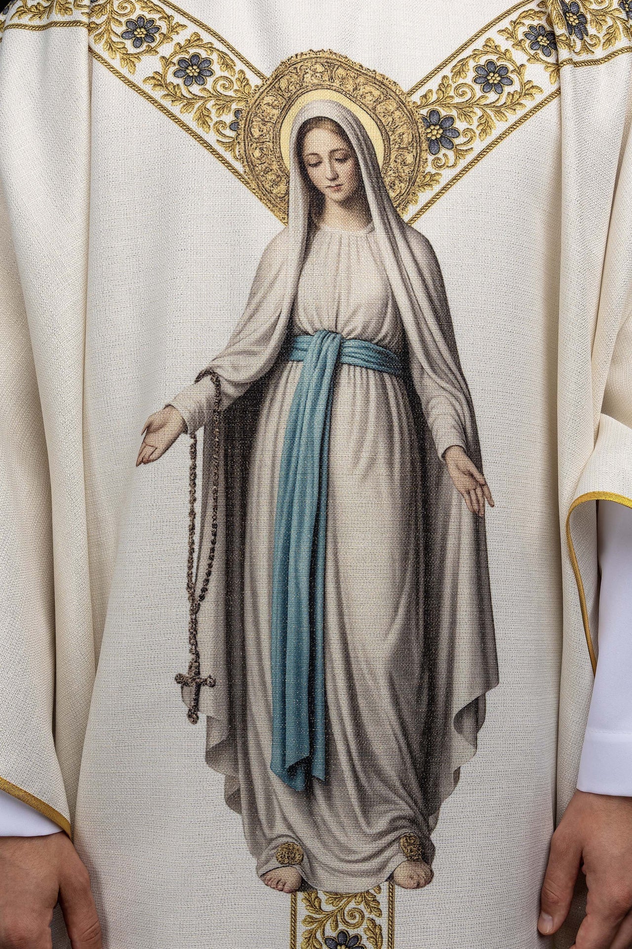 Casulla estampada con la imagen de Nuestra Señora de Lourdes KOD/7003/05/40 - CASULLAS.ES