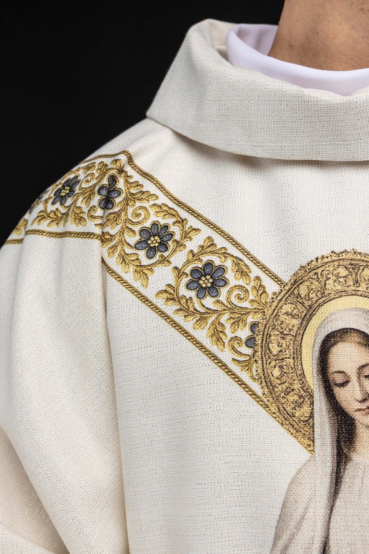 Casulla estampada con la imagen de Nuestra Señora de Lourdes KOD/7003/05/40 - CASULLAS.ES