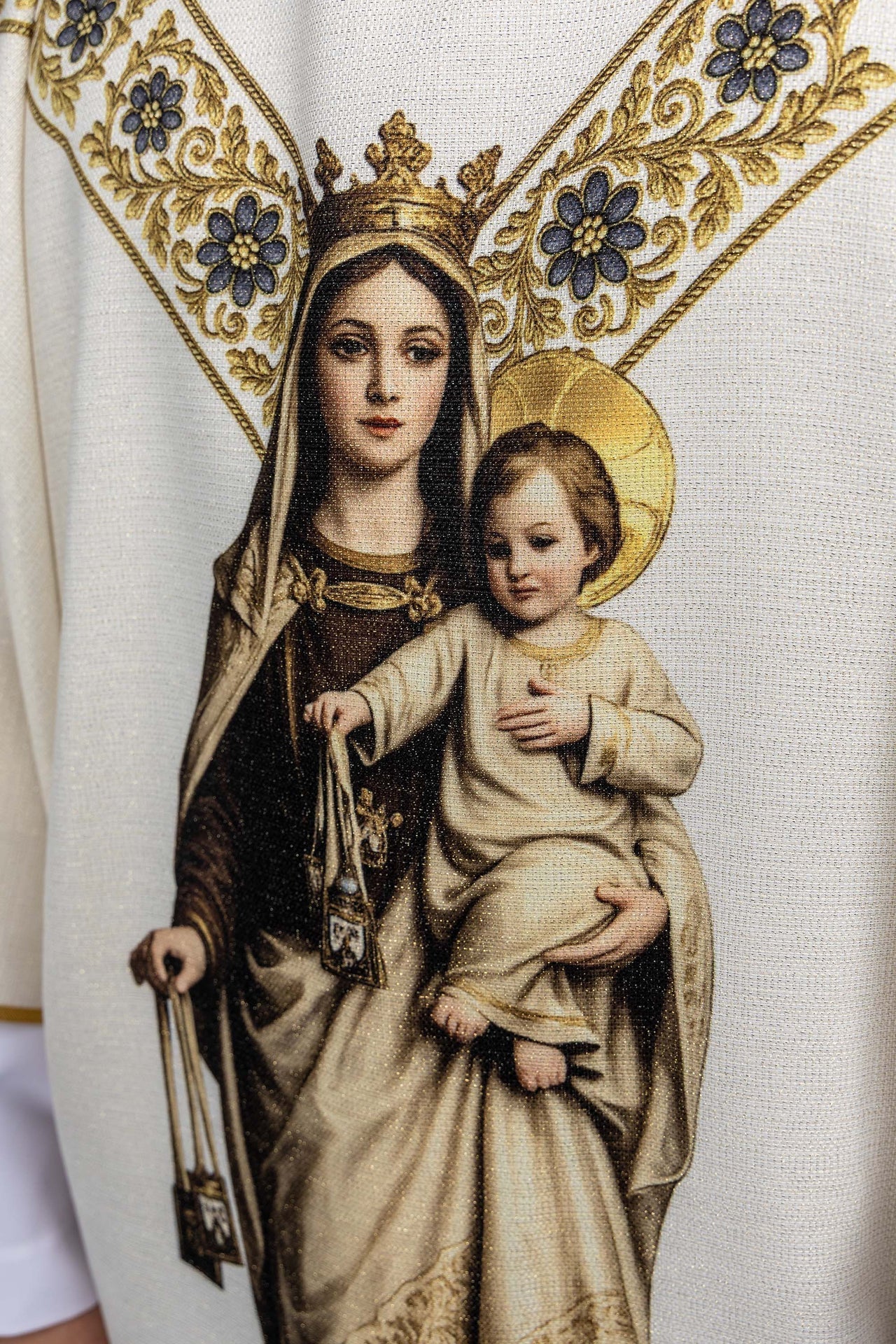 Casulla estampada con la imagen de Nuestra Señora del Carmen KOD/7004/05/40 - CASULLAS.ES