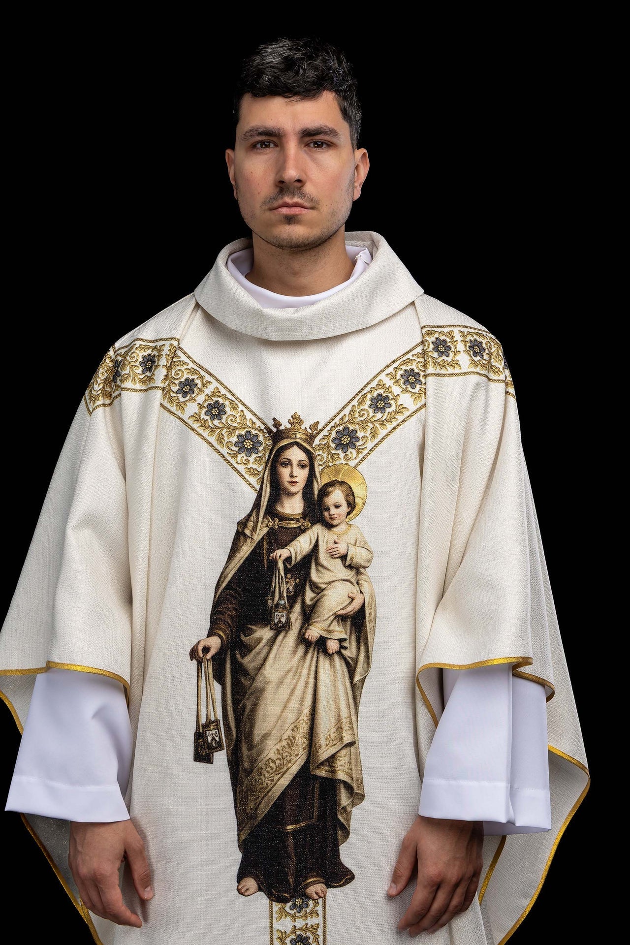 Casulla estampada con la imagen de Nuestra Señora del Carmen KOD/7004/05/40 - CASULLAS.ES