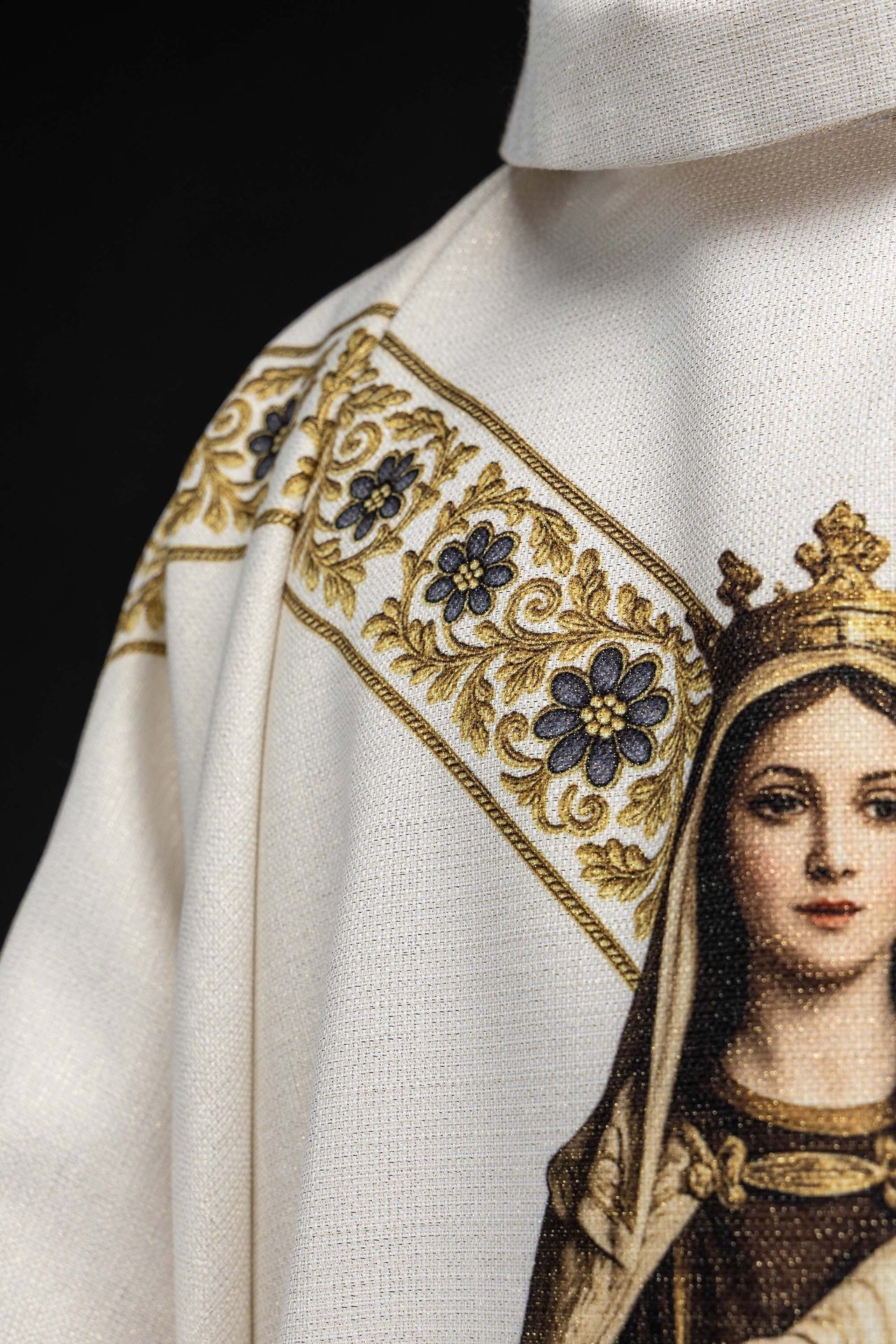 Casulla estampada con la imagen de Nuestra Señora del Carmen KOD/7004/05/40 - CASULLAS.ES