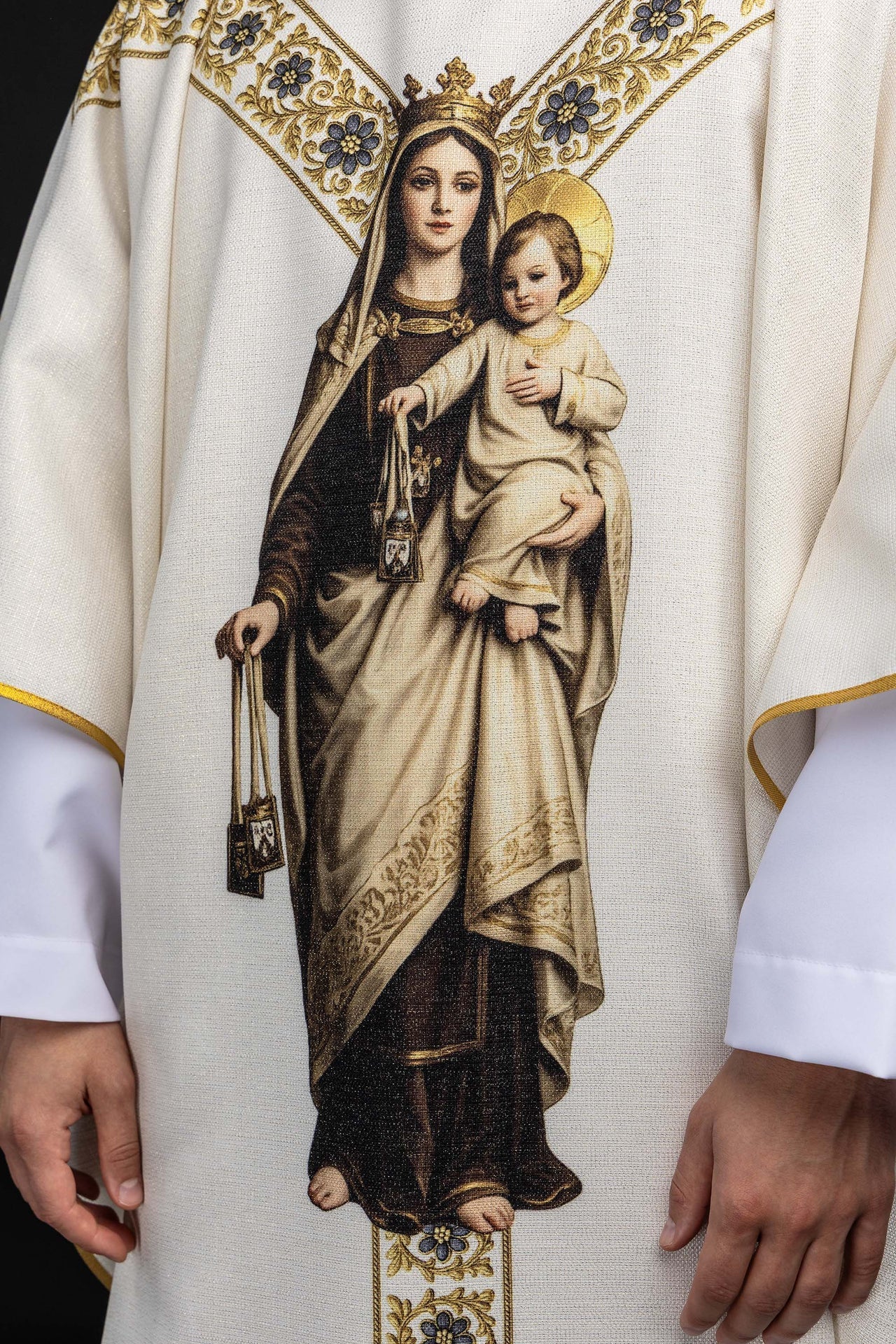 Casulla estampada con la imagen de Nuestra Señora del Carmen KOD/7004/05/40 - CASULLAS.ES