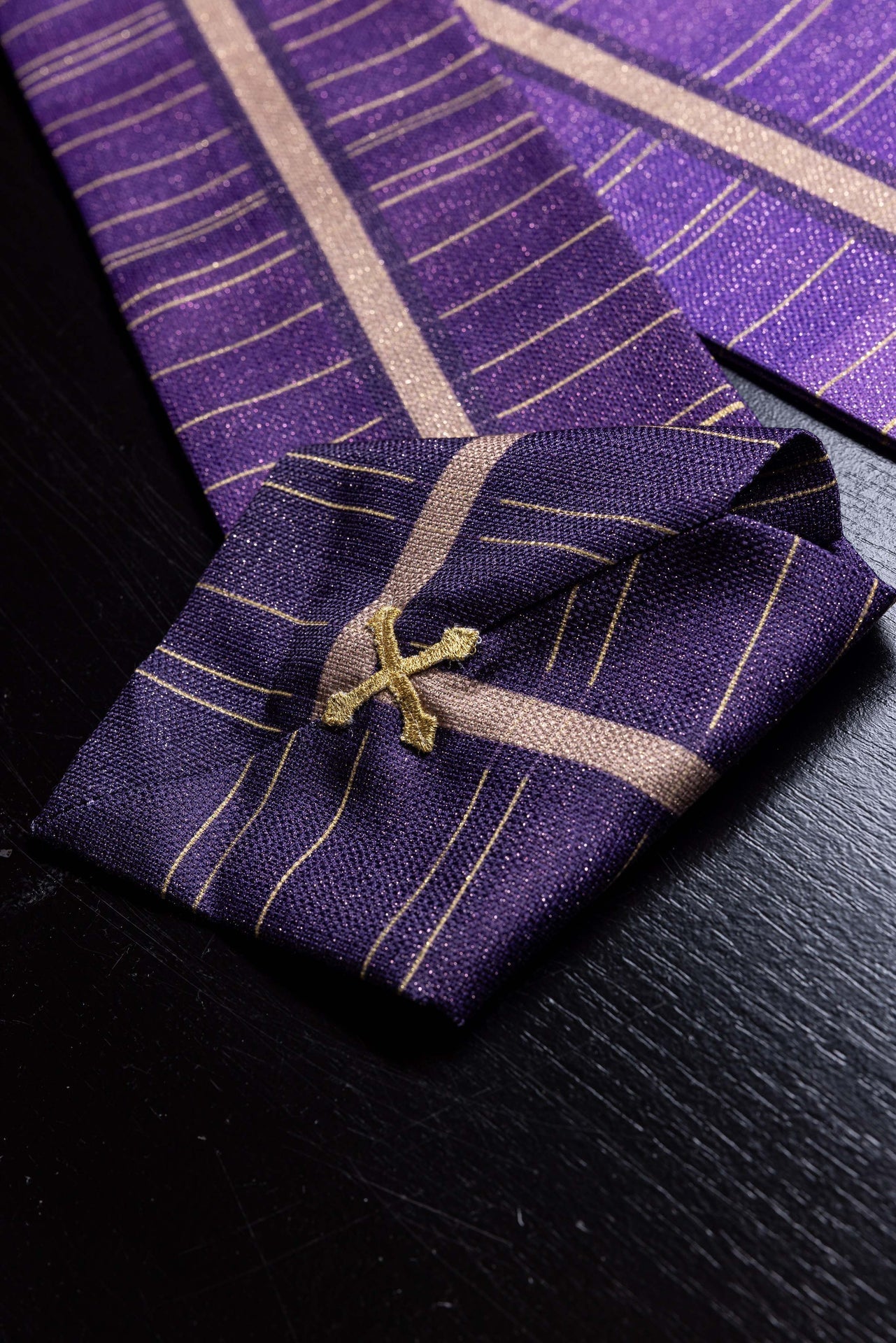 Casulla estampada morada con motivo de cruz KOD/7010/03/40 - CASULLAS.ES