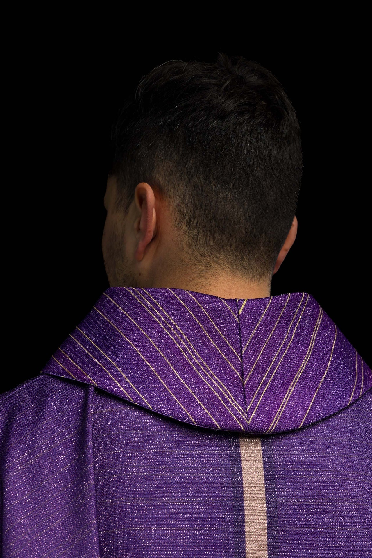 Casulla estampada morada con motivo de cruz KOD/7010/03/40 - CASULLAS.ES